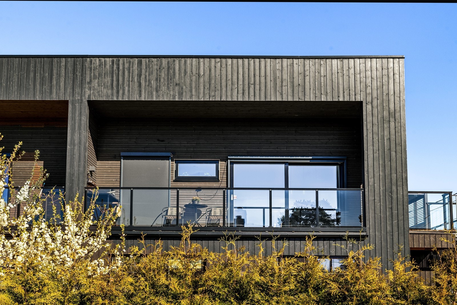 Boligen har totalt 50 m² med terrasser og balkonger, fordelt over begge etasjer. Selger har påkostet boligen betydelig, for effektiv solskjerming. Galleribilde