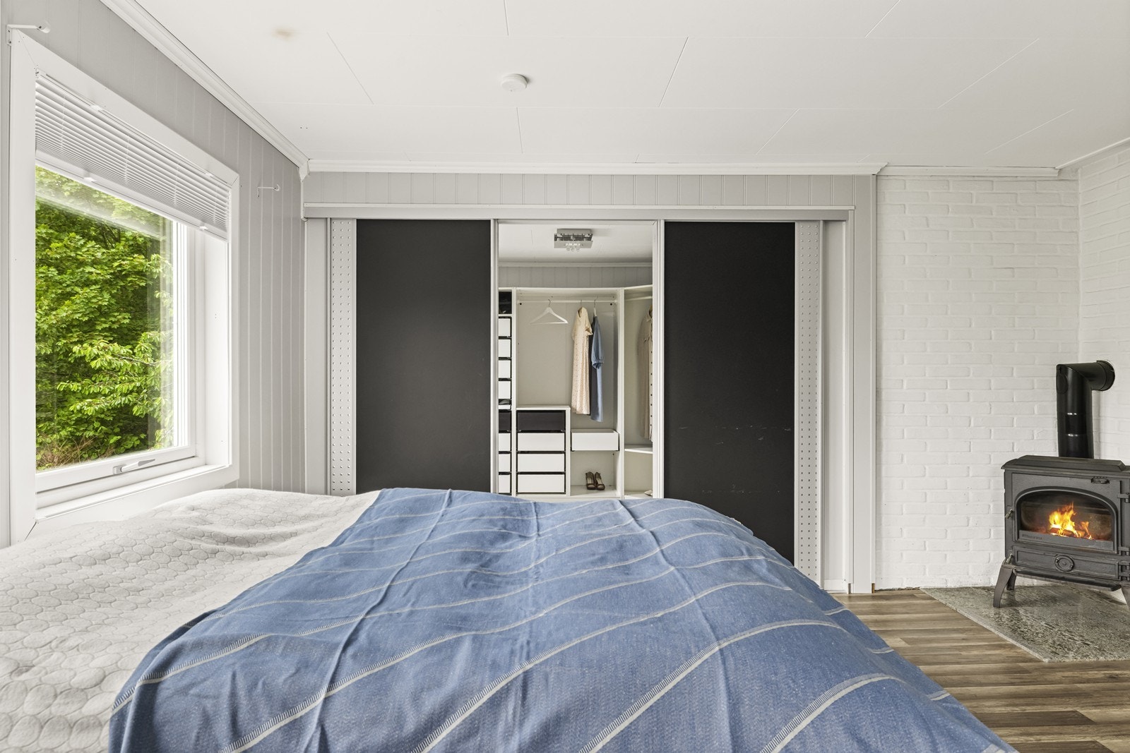 Rommet har både vedovn og skyvedører som leder inn til et walk-in-closet. Galleribilde