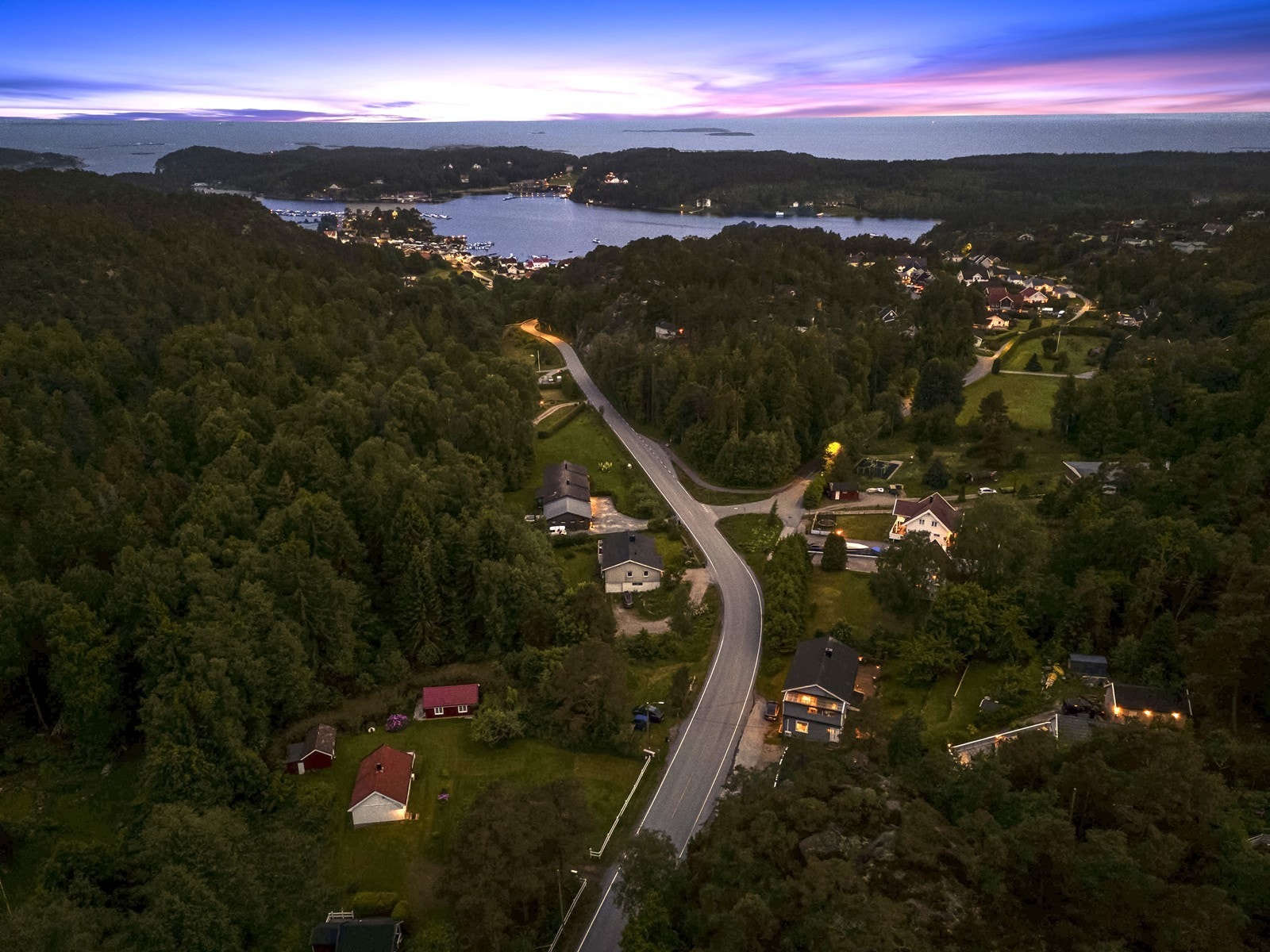 Velkommen til visning, med nærhet til både sjø og natur. Galleribilde