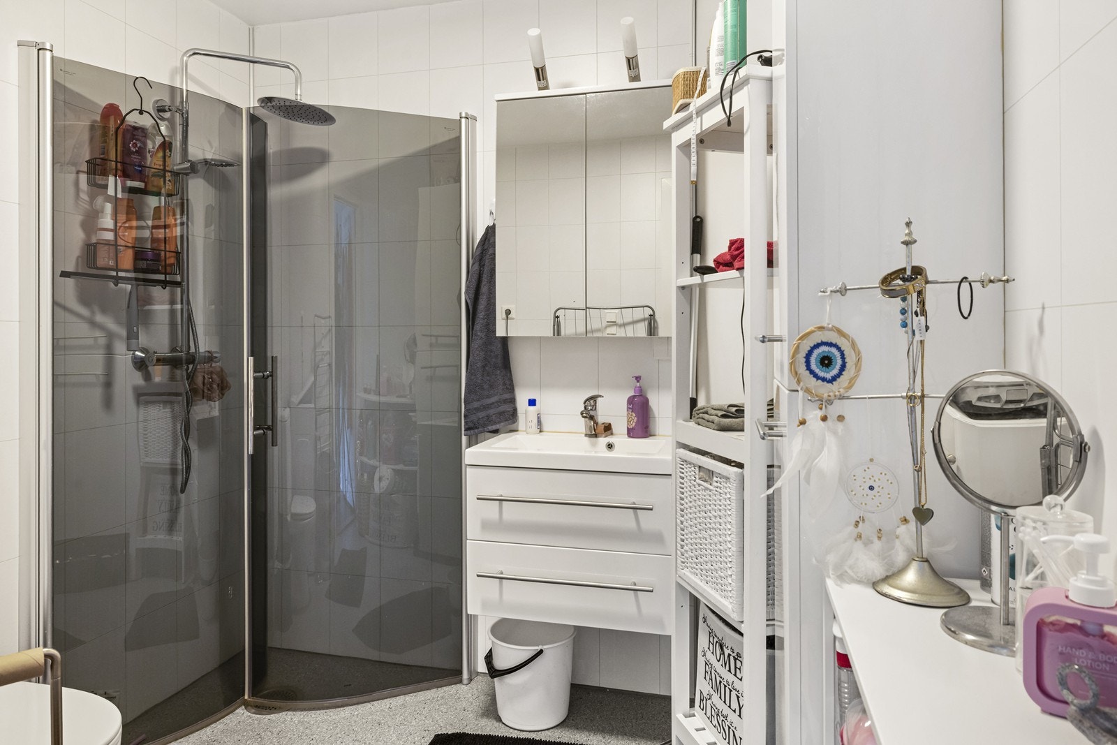 Badet i første etasje ble renovert i 2019 og har baderomsplater på veggene, dusjhjørne og elektriske varmekabler i gulvet. Galleribilde