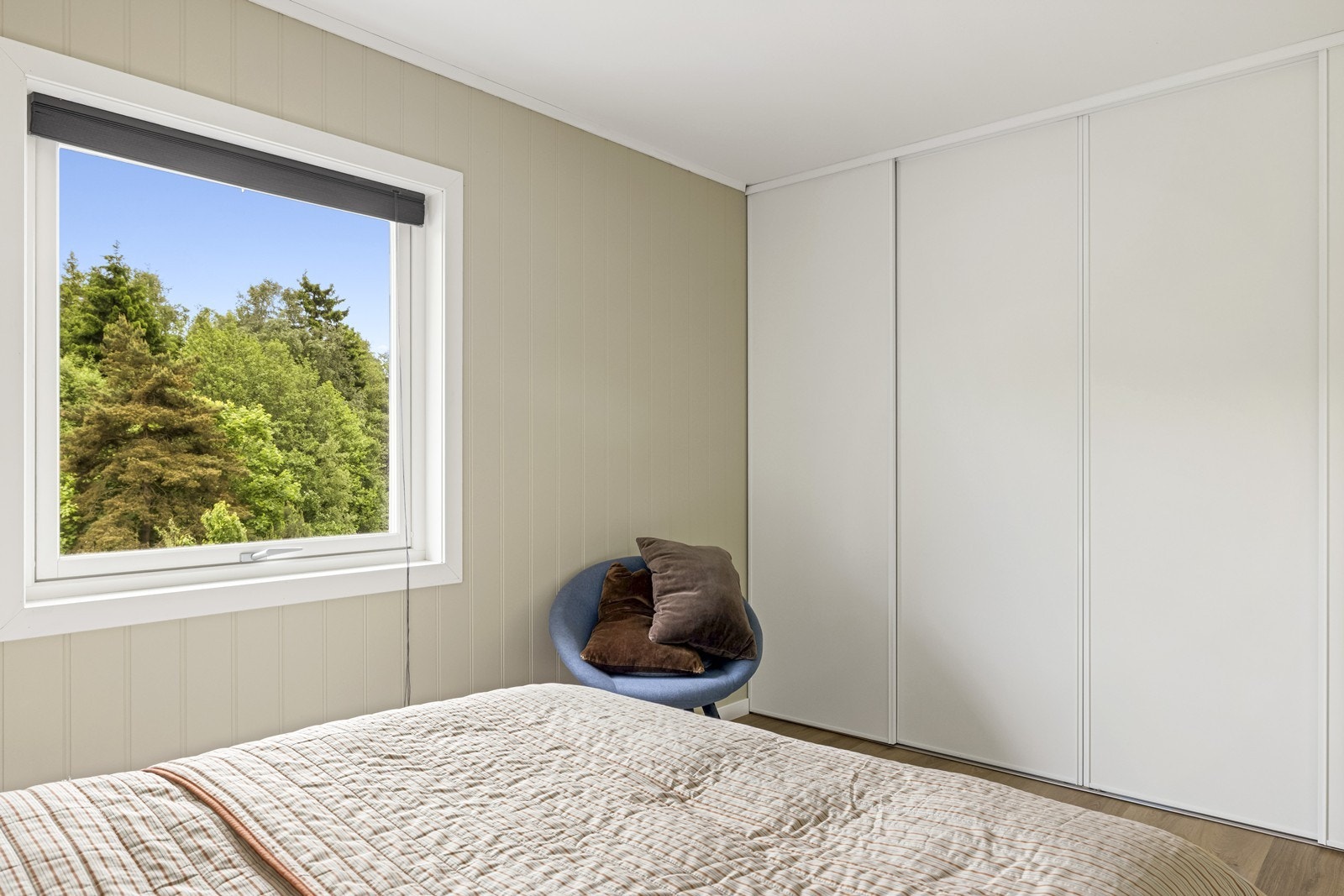 Dette soverommet er også utstyrt med en romslig skyvedørsgarderobe. Galleribilde