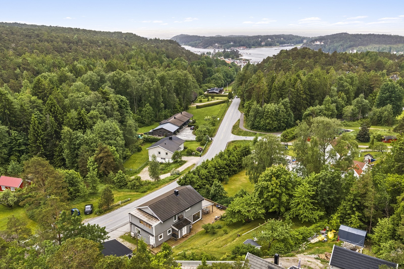 Nærområdet er preget av spredt boligbebyggelse og mye natur. Galleribilde