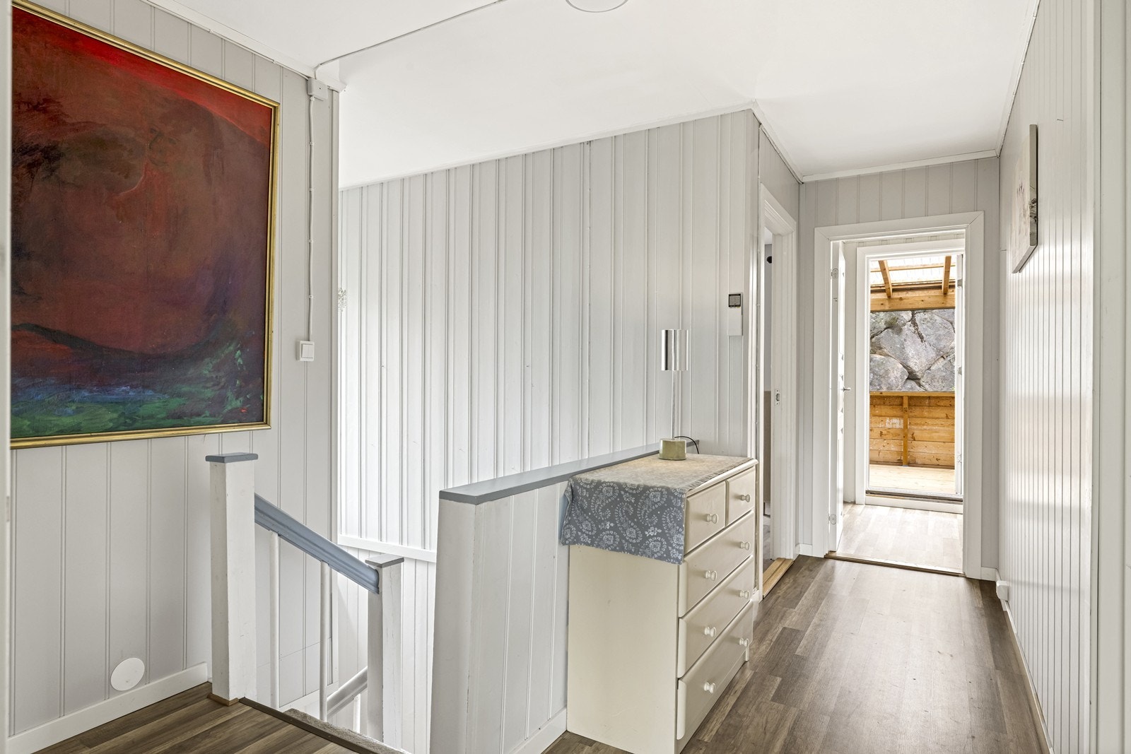 Gangen i andre etasje binder sammen soverommene, kontoret og badet. Overflatene her ble pusset opp i 2020. Galleribilde