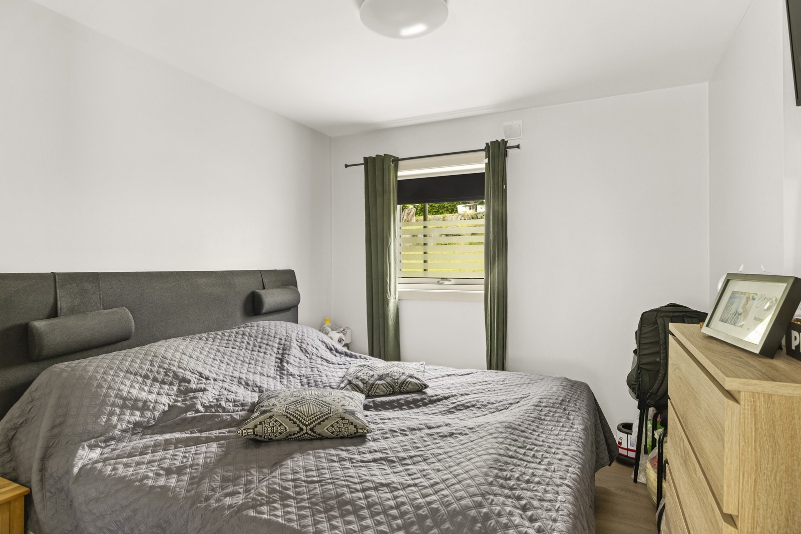 Soverom i første etasje med malte slette vegger. Galleribilde