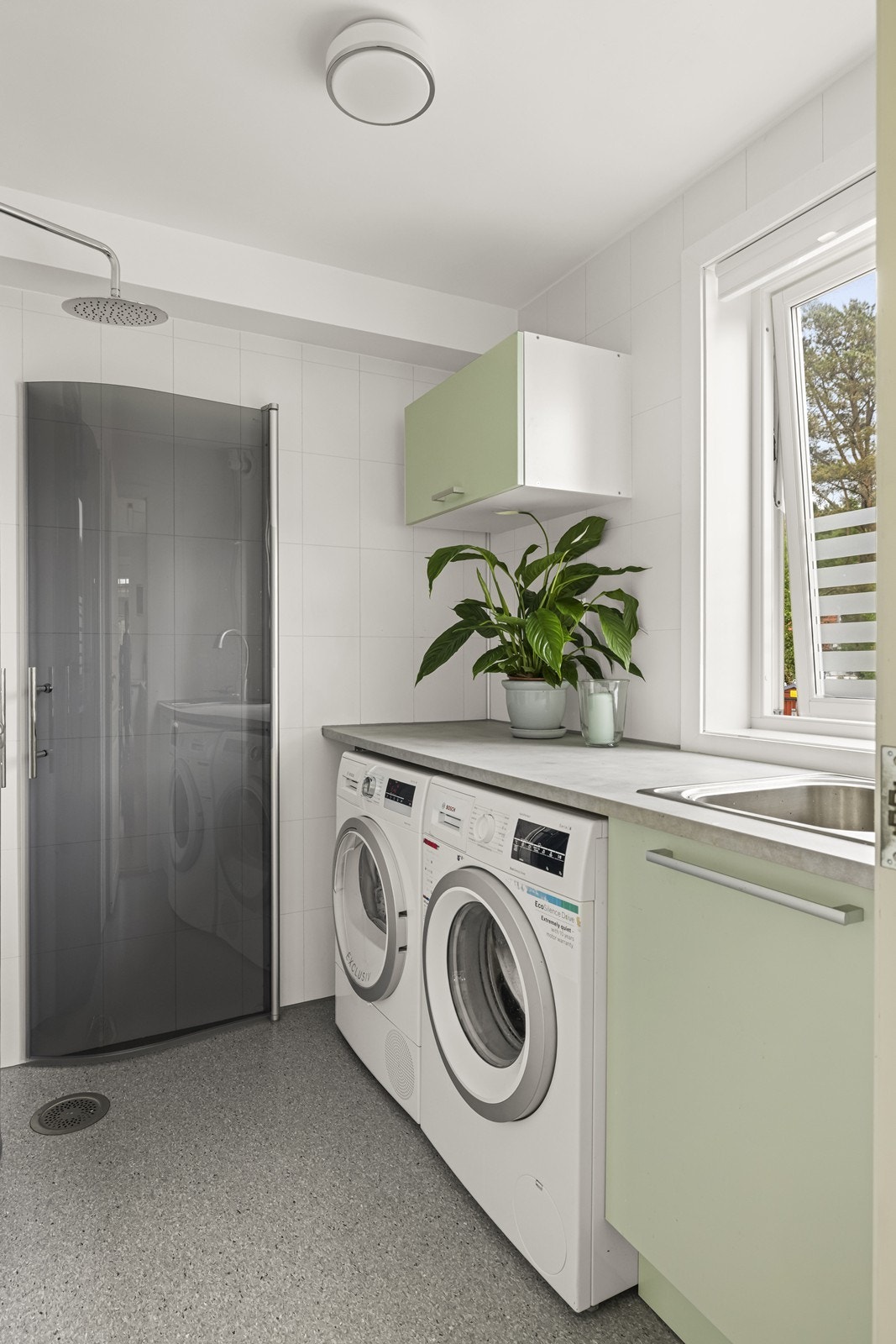 Vaskerommet fra 2019 har vinylbelegg med elektriske varmekabler, benkeplate med kum og opplegg for vaskemaskin. Galleribilde