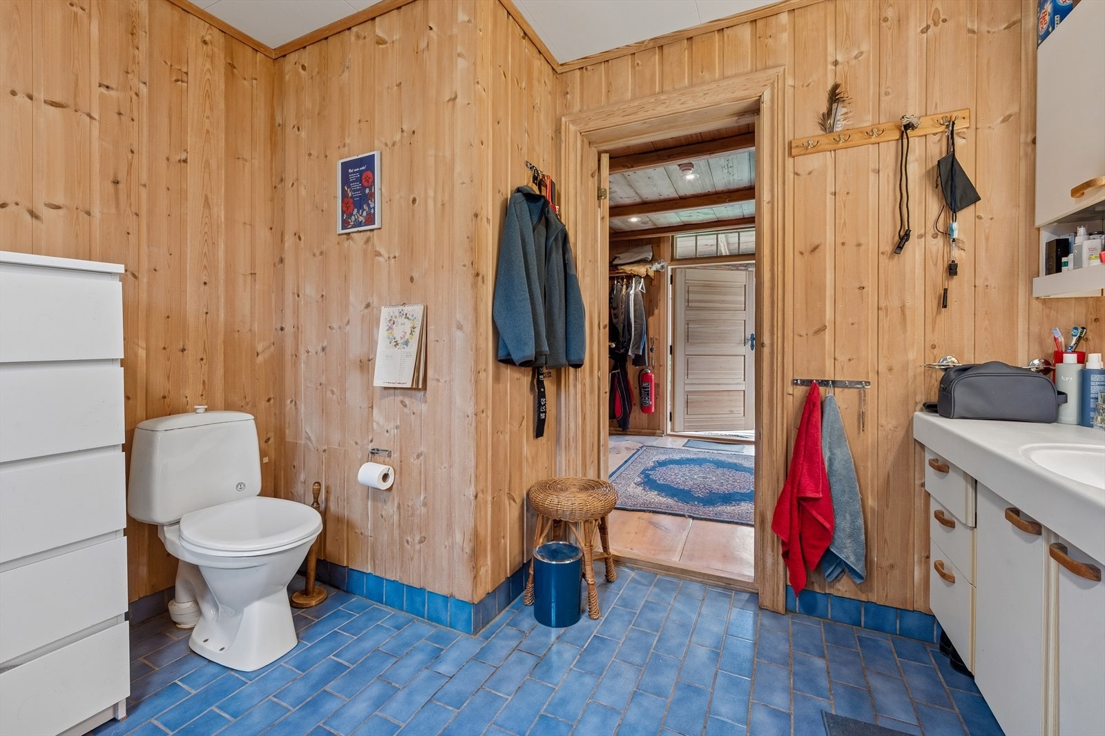 Badet i den eldre delen av boligen, med panelkledde vegger. Galleribilde