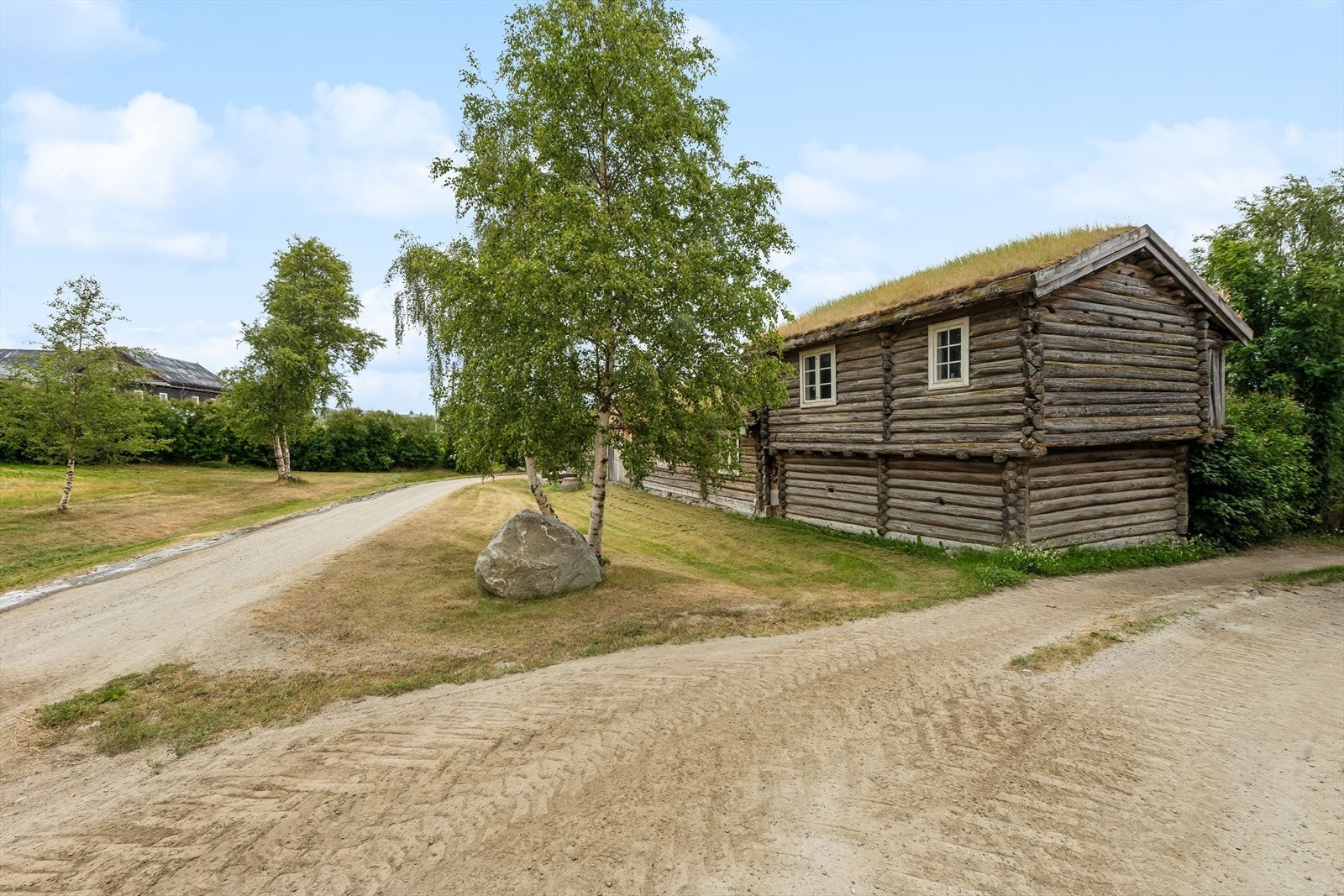 Det fredede loftet fra 1631 er en sentral del av det historiske gårdstunet. Galleribilde