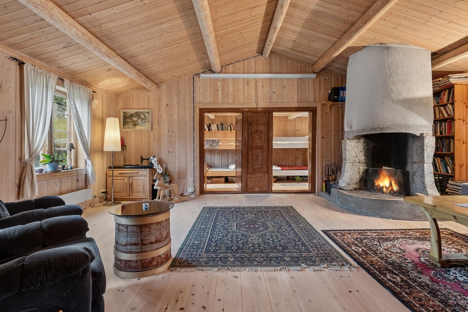 Peisstuen er et lunt samlingspunkt med en stor, åpen peis. Galleribilde