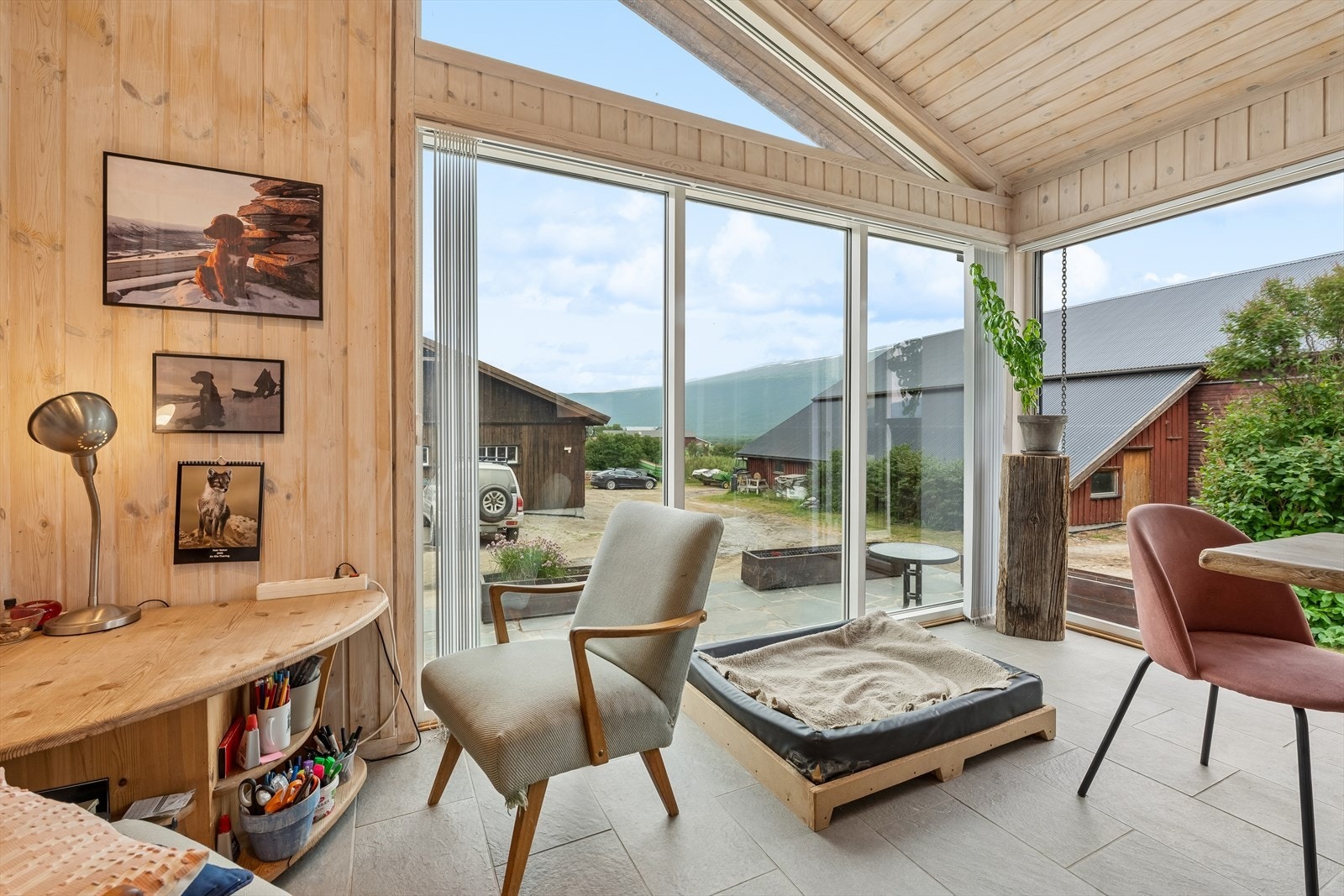Store glassflater i aluminium og skrå himling gir rikelig med lys og romfølelse. Galleribilde