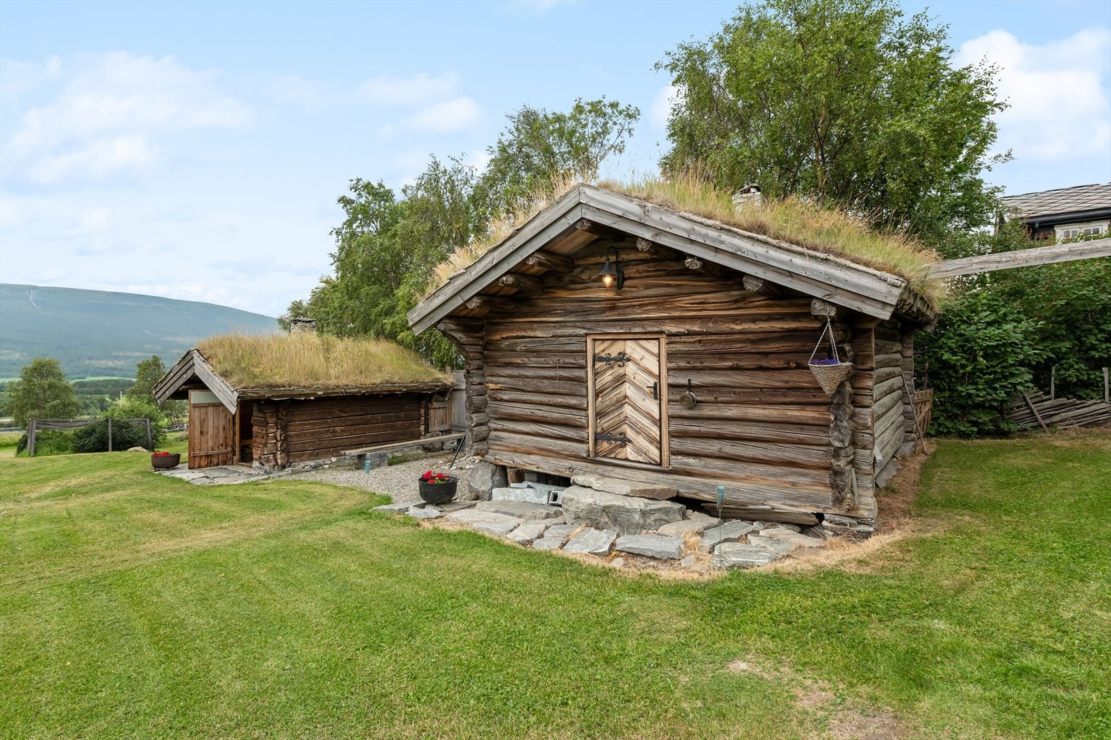 På tunet finnes flere anneks og en egen badstue i tradisjonell stil. Galleribilde