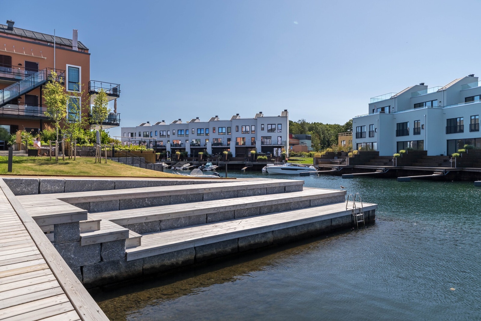 Start dagen med et morgenbad - sjøen ligger bare noen få skritt unna. Galleribilde