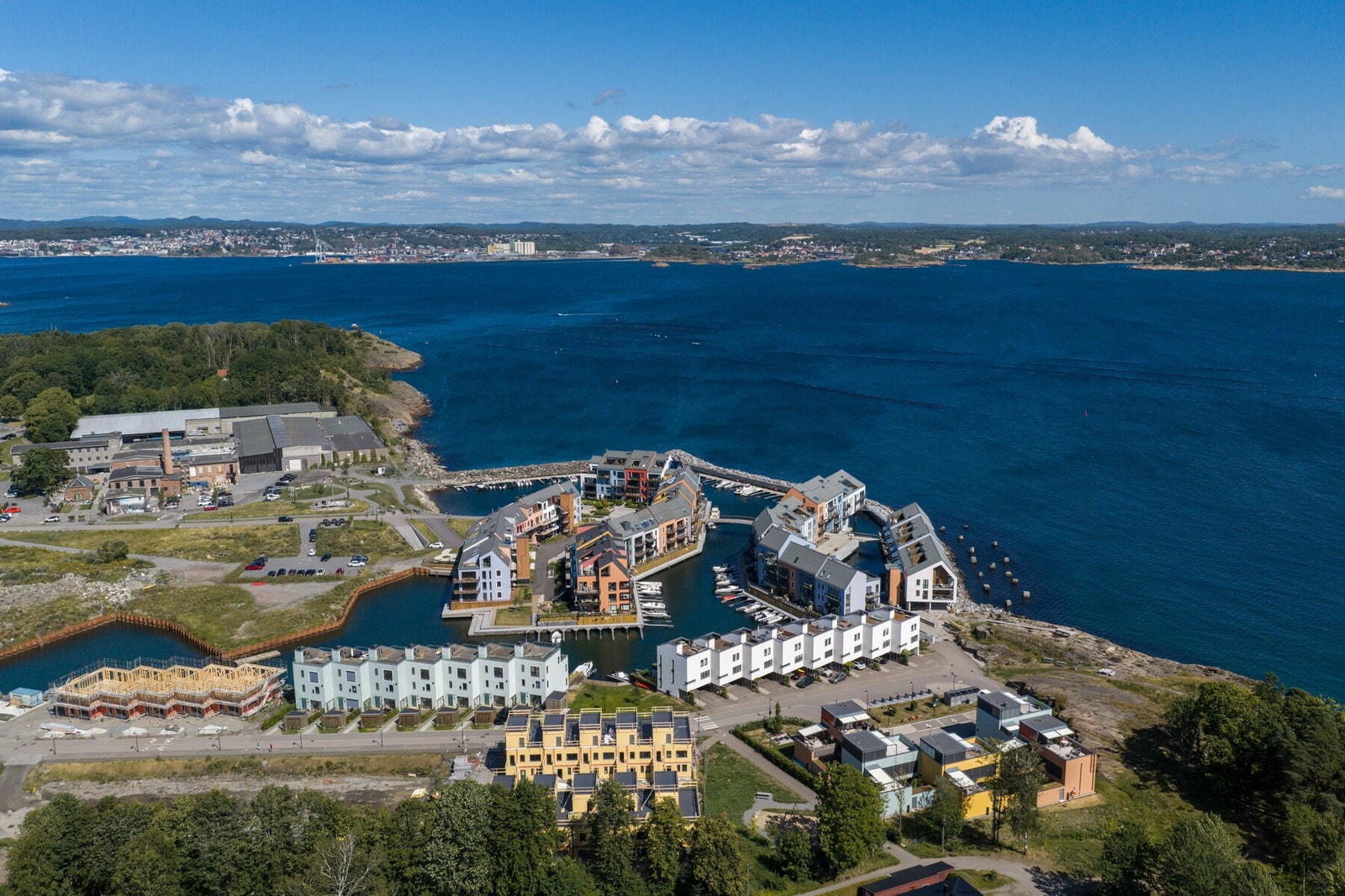 Her bor du i et maritimt miljø, men likevel med kort vei til byliv og servicetilbud. Galleribilde