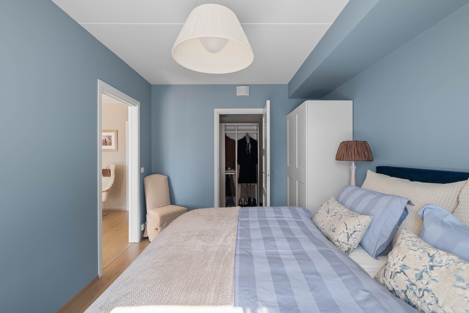 Hovedsoverommet kompletteres av et tilhørende walk-in-closet. Galleribilde
