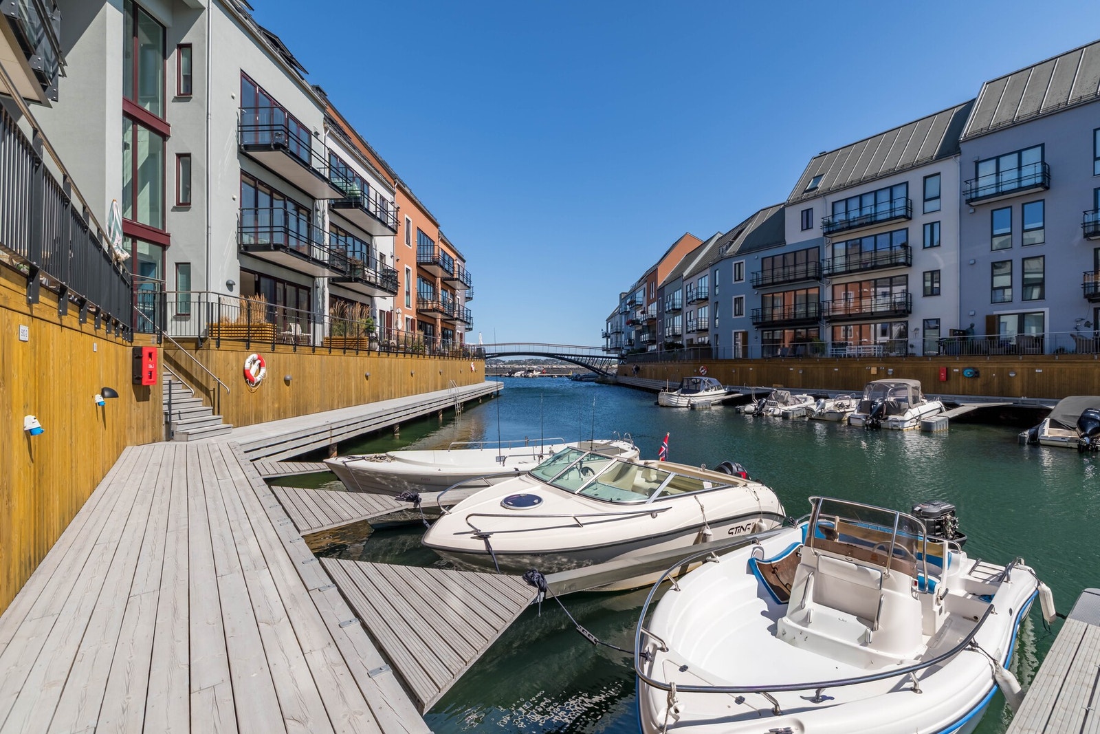 Her bor du med vakre fellesområder med brygge, molo og badeadkomst. Det er mulig å overta båtplass med en bredde på 3 meter. Galleribilde