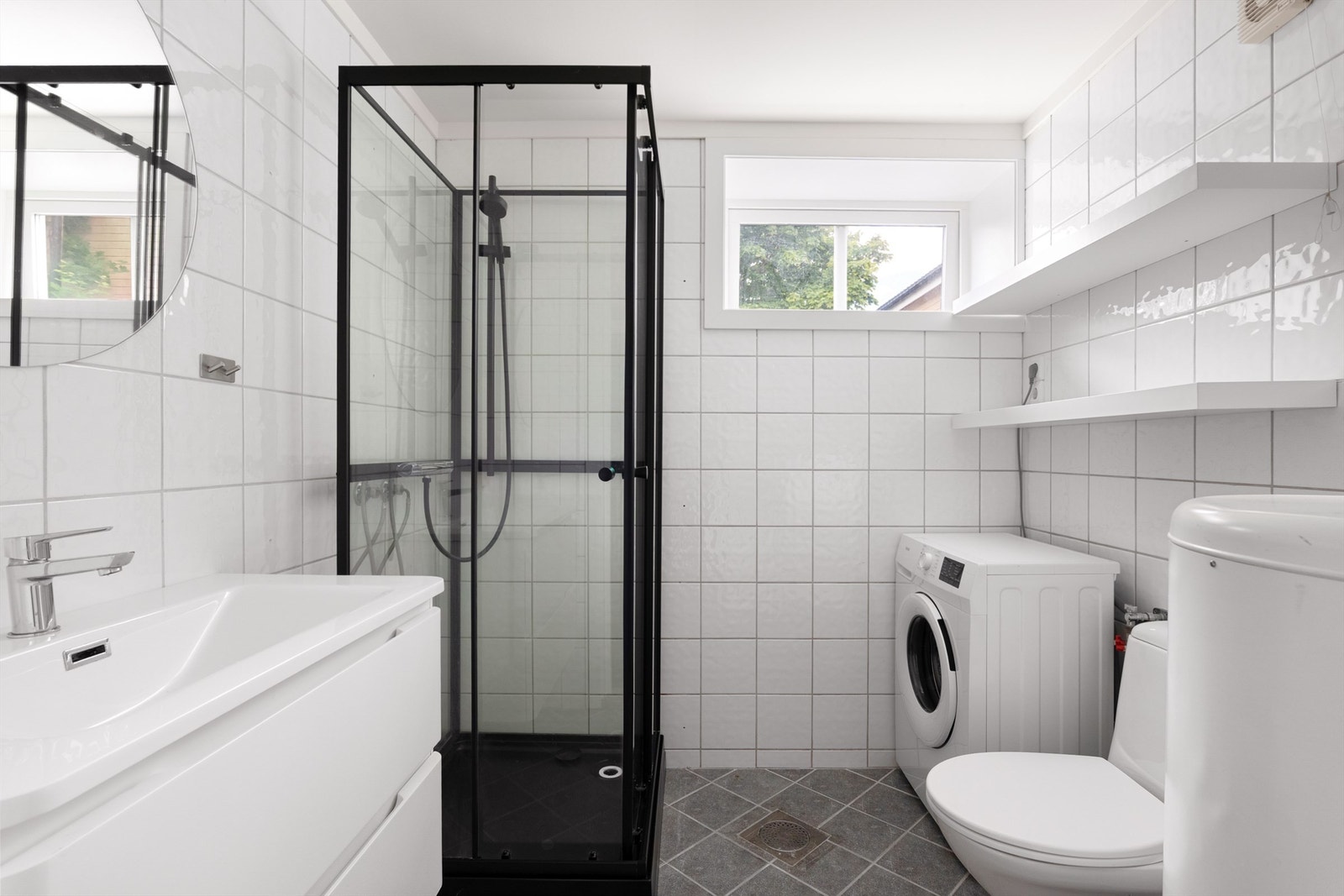 Badet er fra 2009, gitt TG 3 i sin helhet og har behov for oppgradering/renovering. Nytt dusjkabinett ble satt inn i 2026. Ny innredning i 2024. Galleribilde