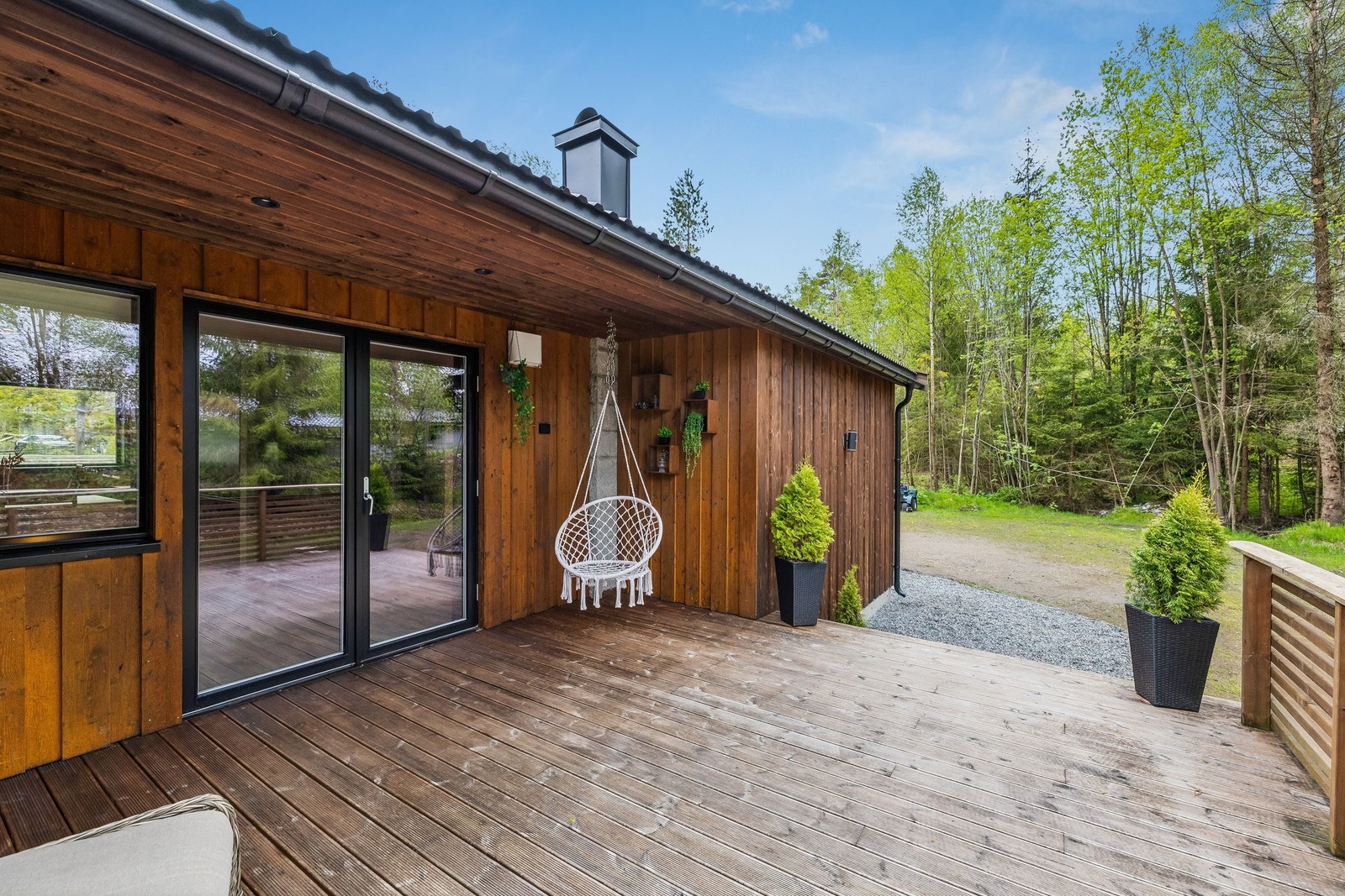Etter nærmere avtale kan selger sørge for at verandaen blir beiset før overtakelse. Galleribilde