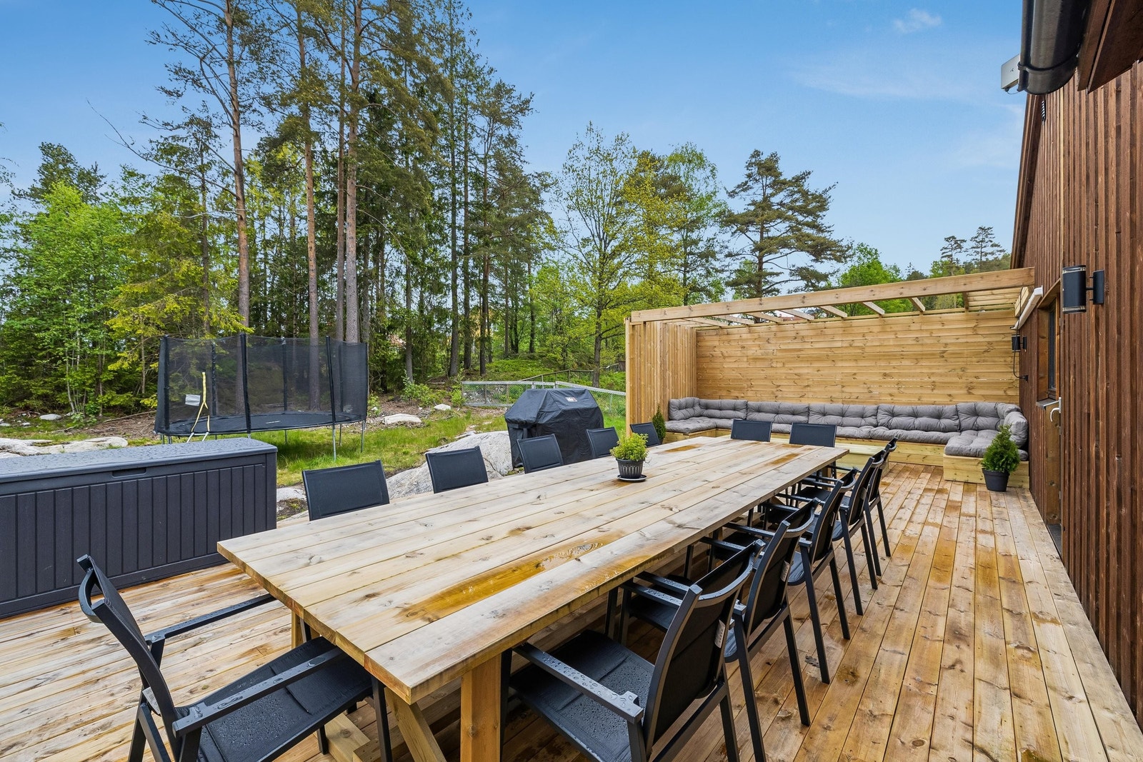Etter nærmere avtale kan selger sørge for at verandaen blir beiset før overtakelse. Galleribilde