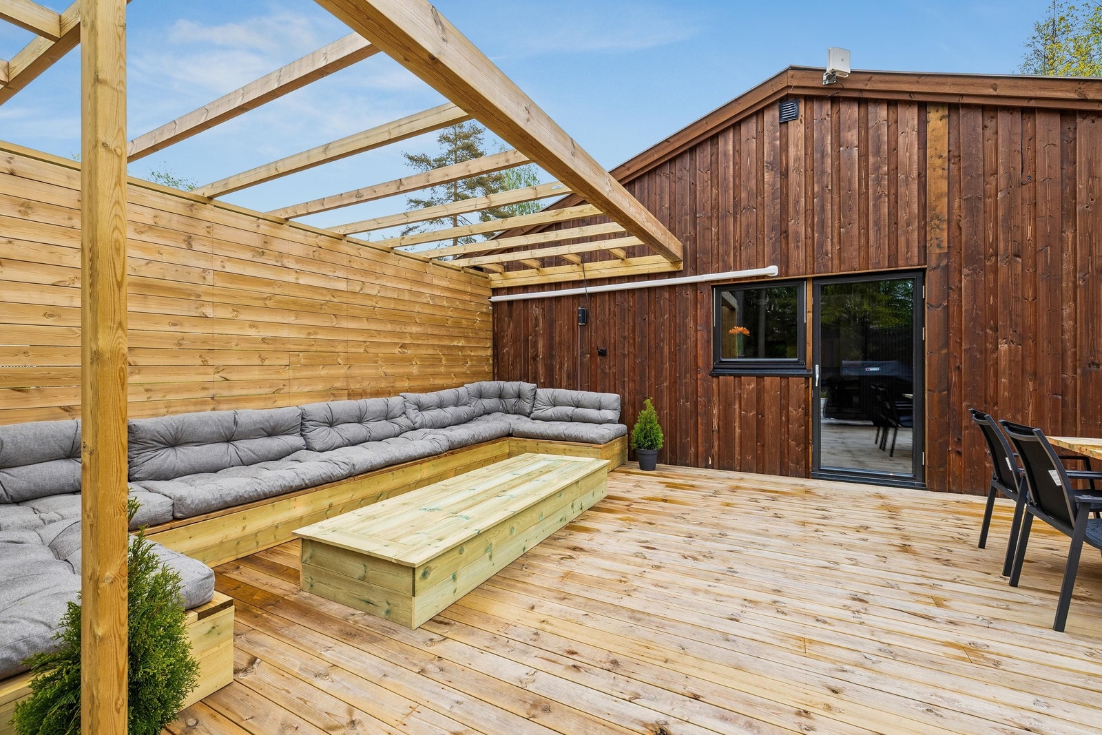 Etter nærmere avtale kan selger sørge for at verandaen blir beiset før overtakelse. Galleribilde