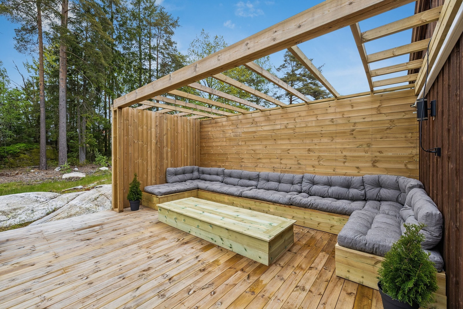 Etter nærmere avtale kan selger sørge for at verandaen blir beiset før overtakelse. Galleribilde