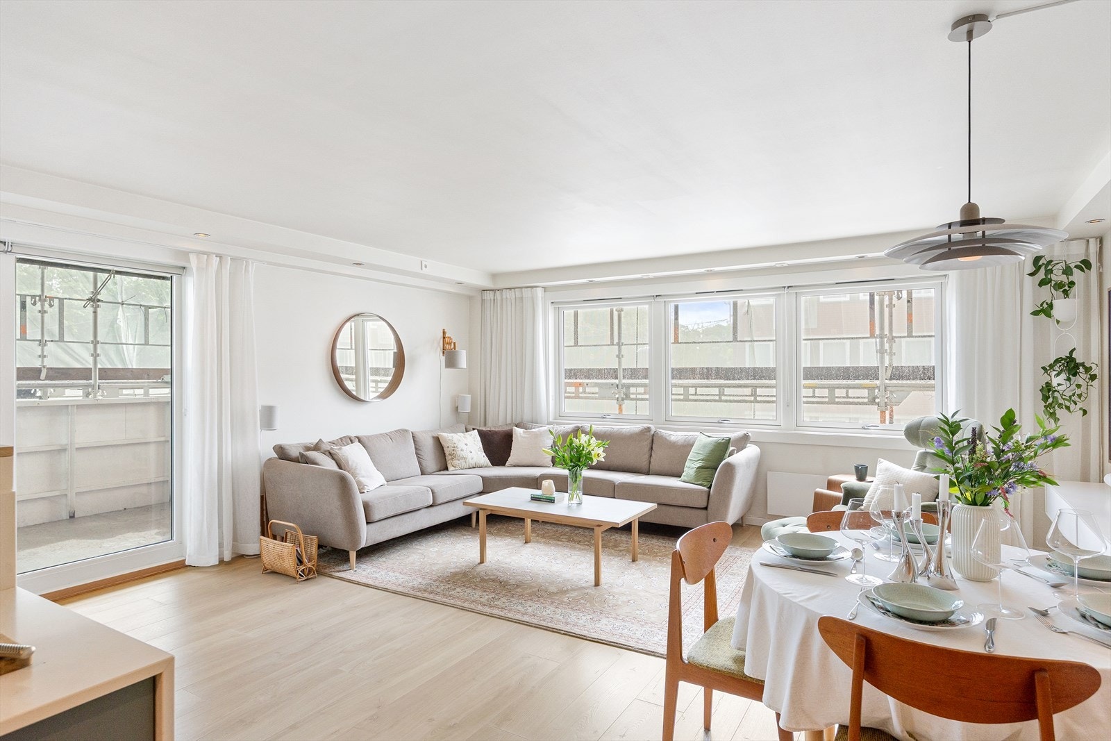 Her er det god plass til sofagruppe og spisebord, med fleksible møbleringsmuligheter. Galleribilde