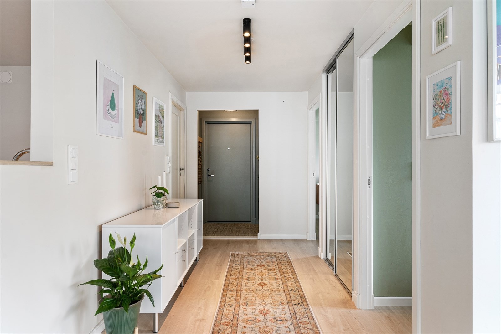 Leiligheten har en innbydende entré med flislagt gulv og varmekabler, som skaper et umiddelbart godt førsteinntrykk. Galleribilde