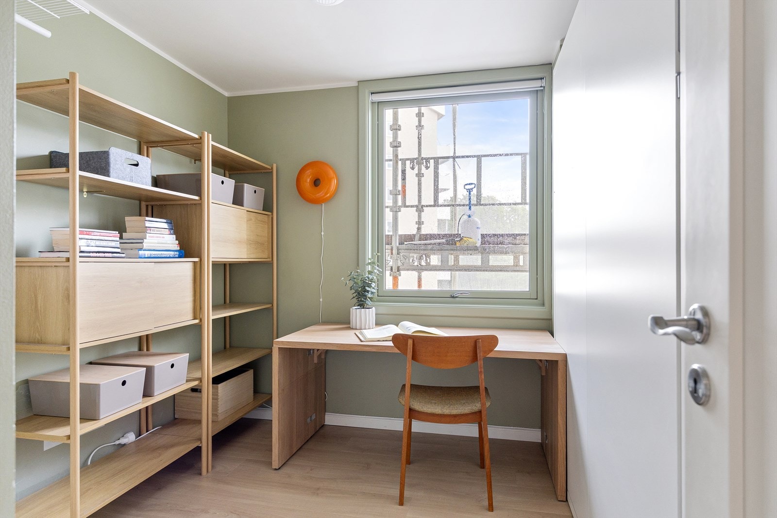 Soverommet vender mot rolige fellesarealer, og rommet er perfekt som både barnerom, gjesterom, "walk in closet", bod eller fungerer utmerket som et kontor. Galleribilde