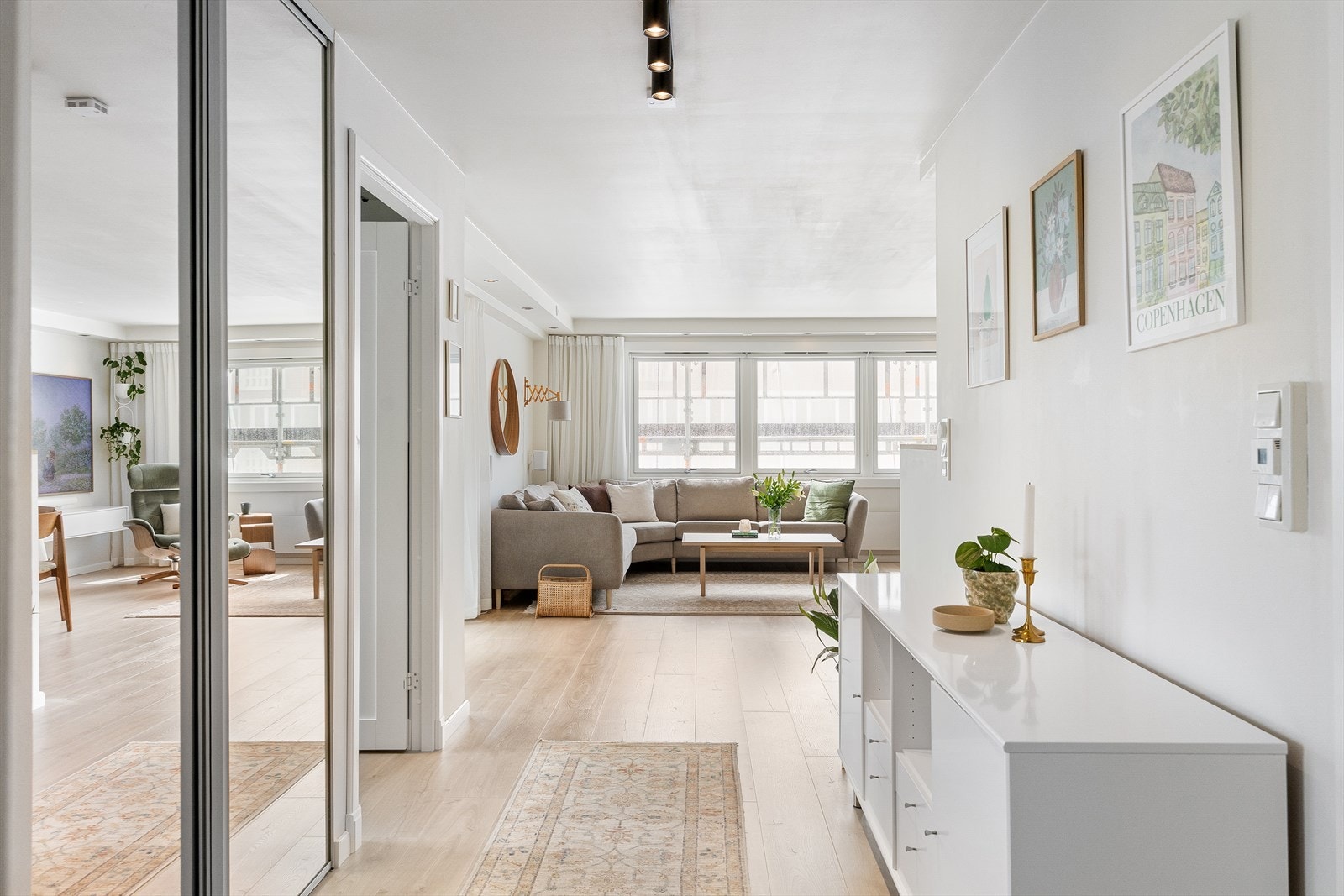Romslig gang med stor skyvedørsgarderobe. Galleribilde