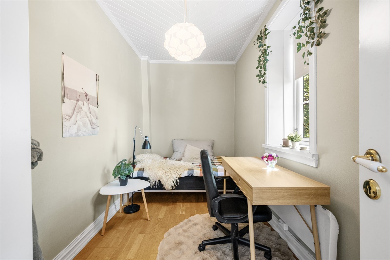 Boligens tredje soverom - Også her er det plass til dobbeltseng, kommode og skrivebord. Galleribilde