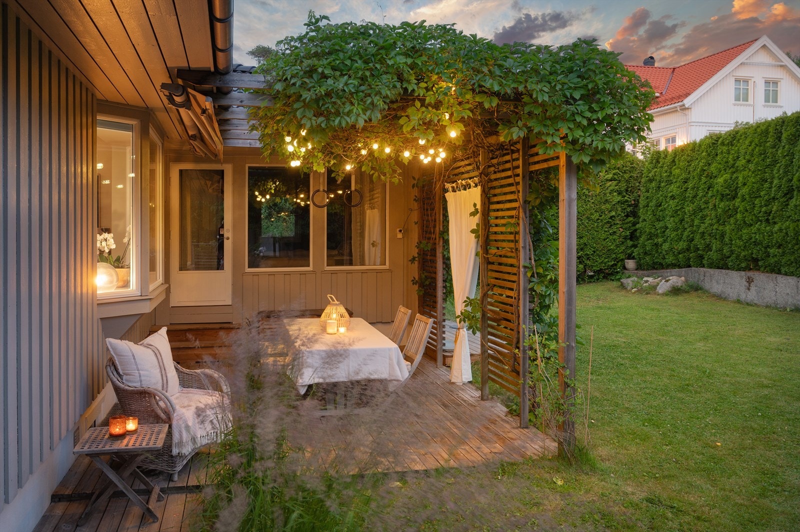 Den skjermede uteplassen med pergola er perfekt for sene kvelder. Galleribilde