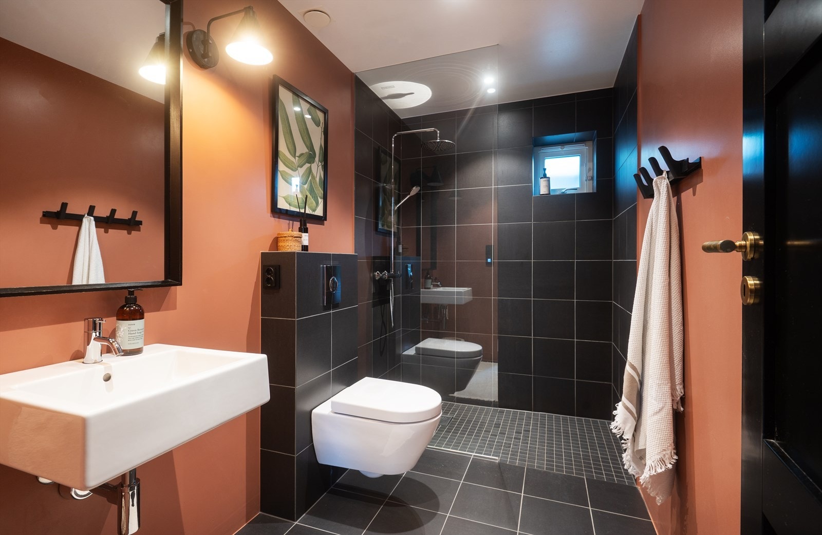 Badet i underetasjen ble pusset opp i 2017 og har elektrisk gulvvarme. Galleribilde