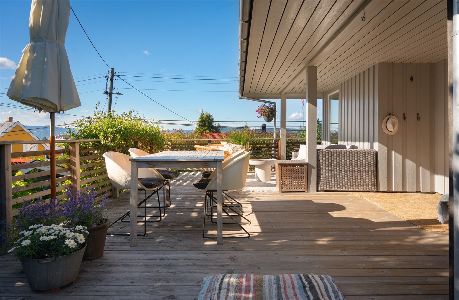 Fra stuen er det utgang til en romslig terrasse på ca 55 m² med plass til flere sittegrupper. Galleribilde