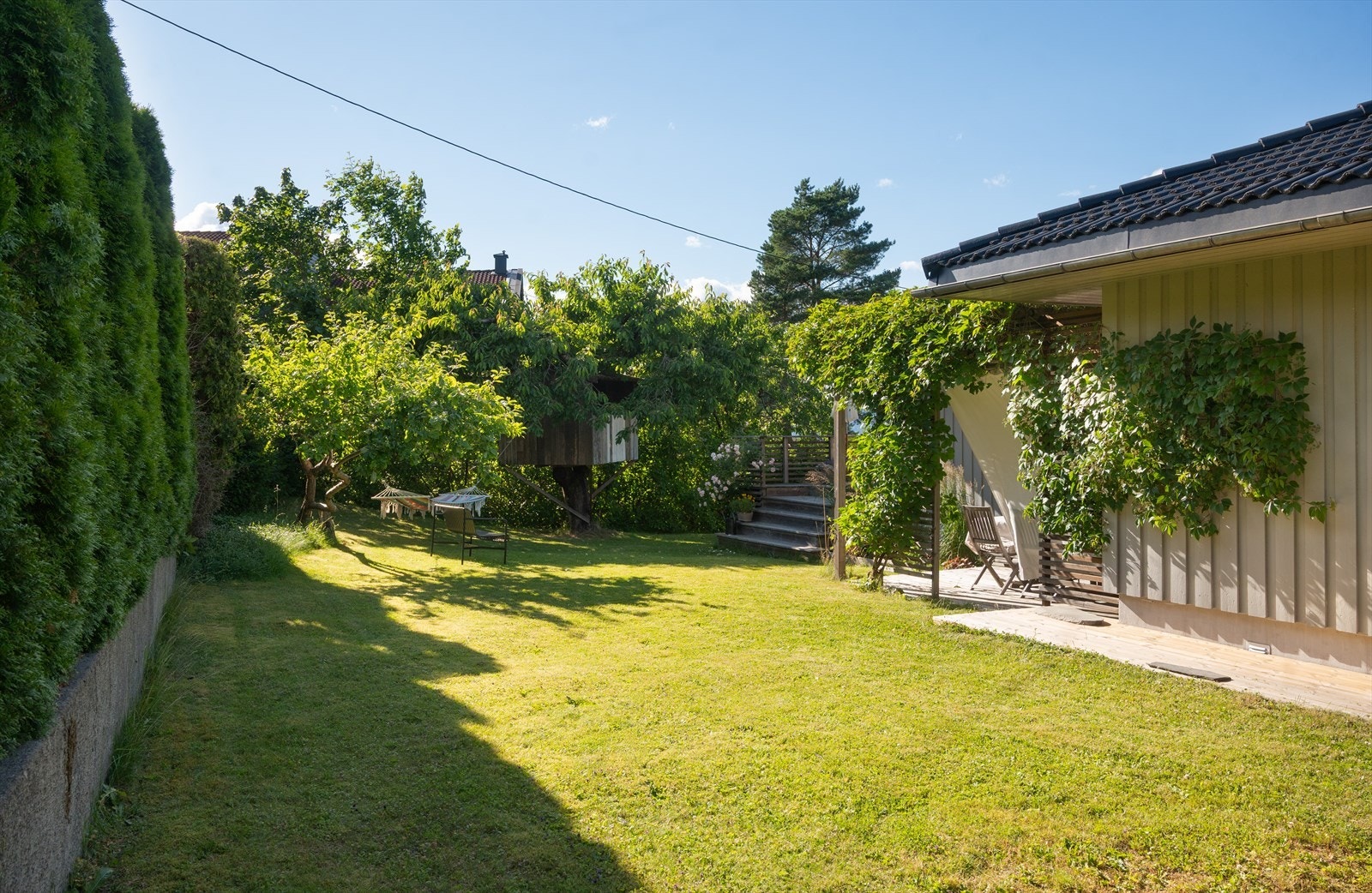 Stor og flat gressplen, ideell for barnefamilier. Galleribilde