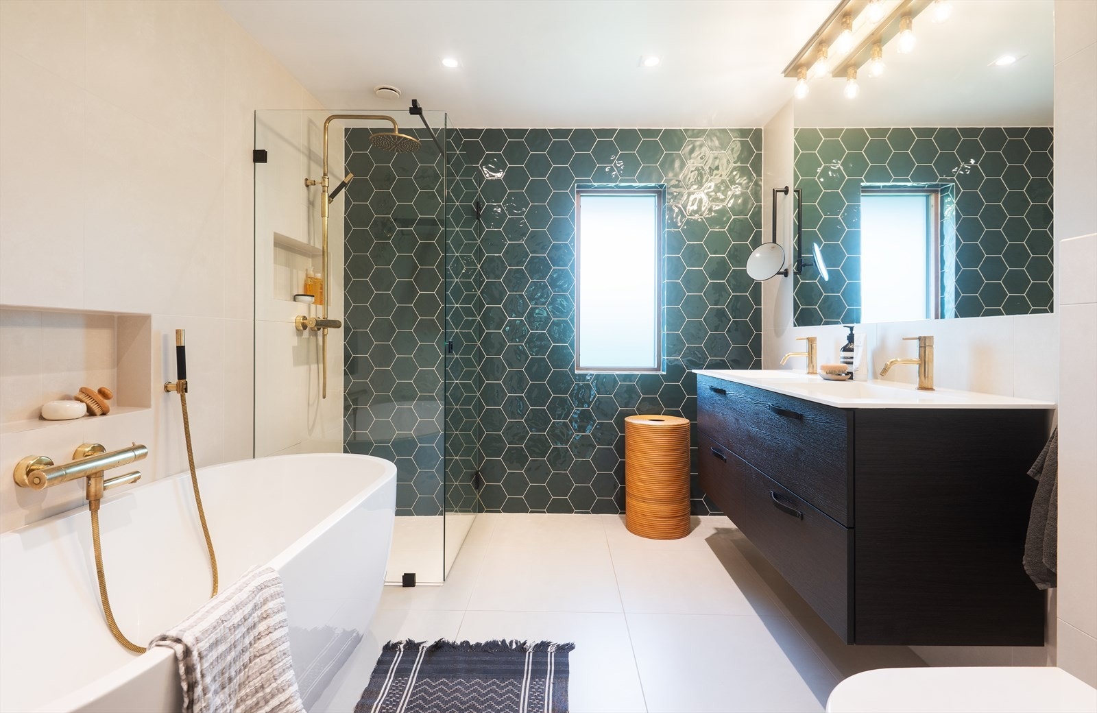 Badet i første etasje ble pusset opp i 2019 og har både badekar og dusj. Galleribilde