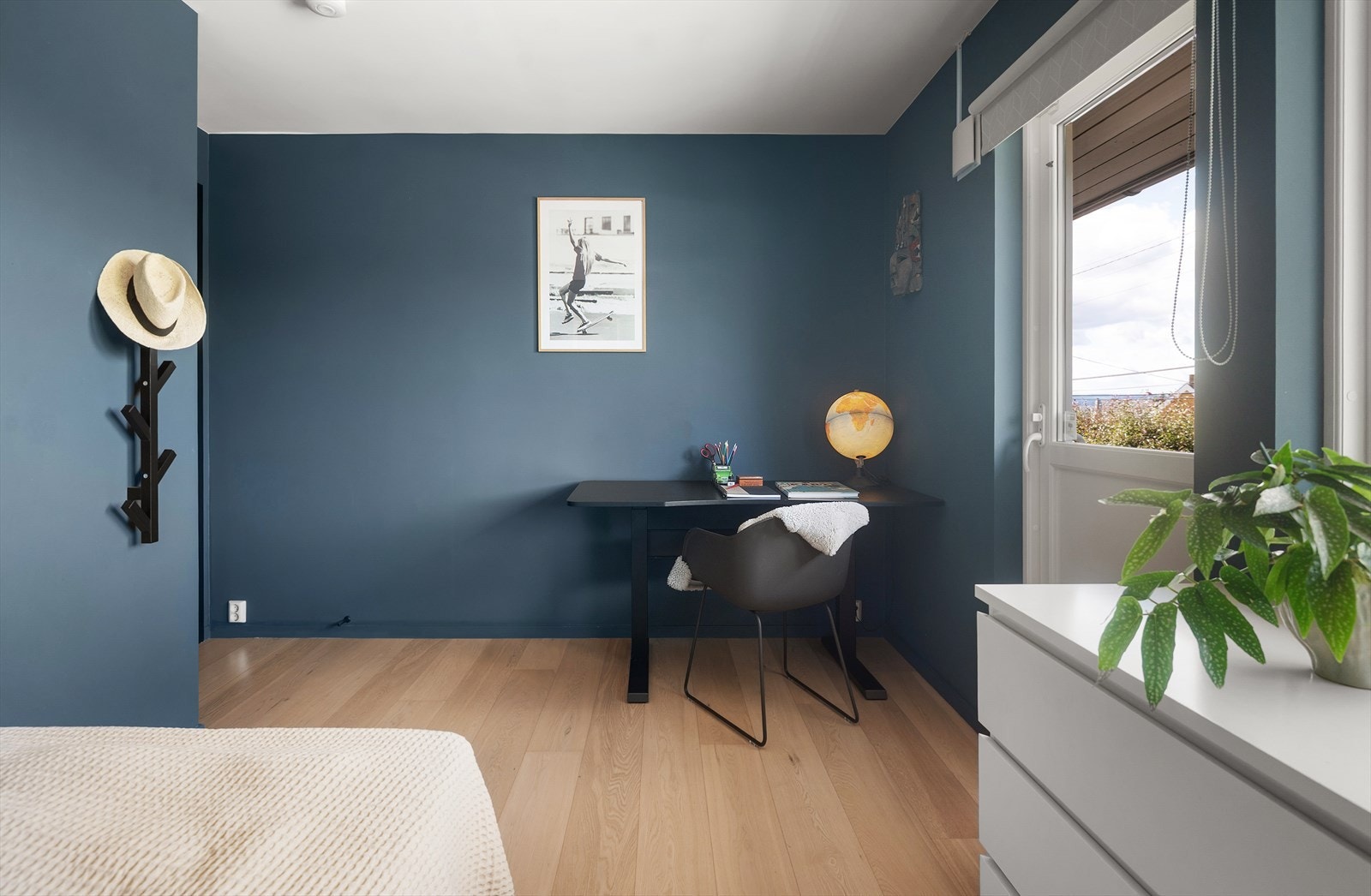 Soverom med plass til seng, skrivebord og oppbevaring. Galleribilde