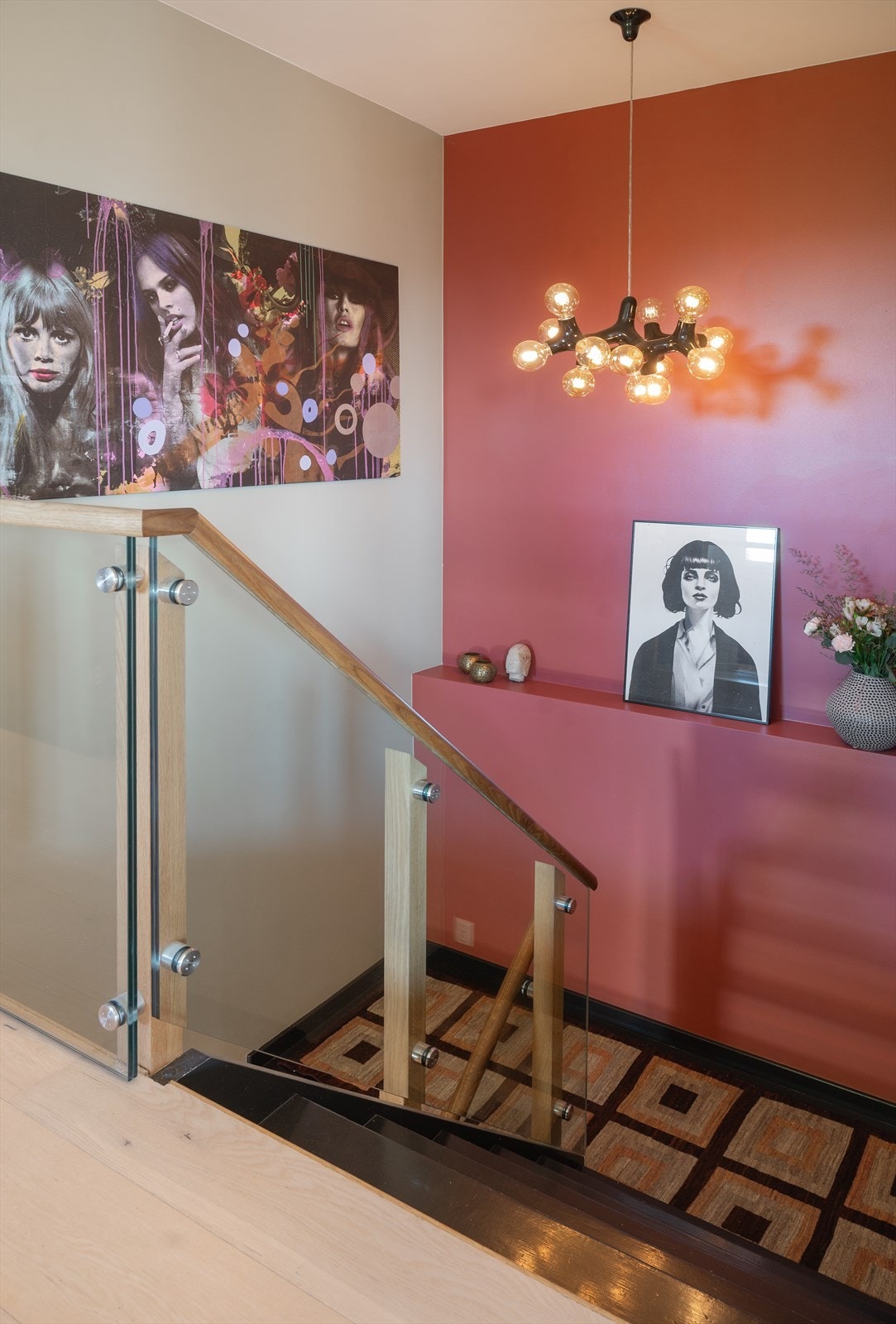 Trappen ned til underetasjen har rekkverk i glass. Galleribilde