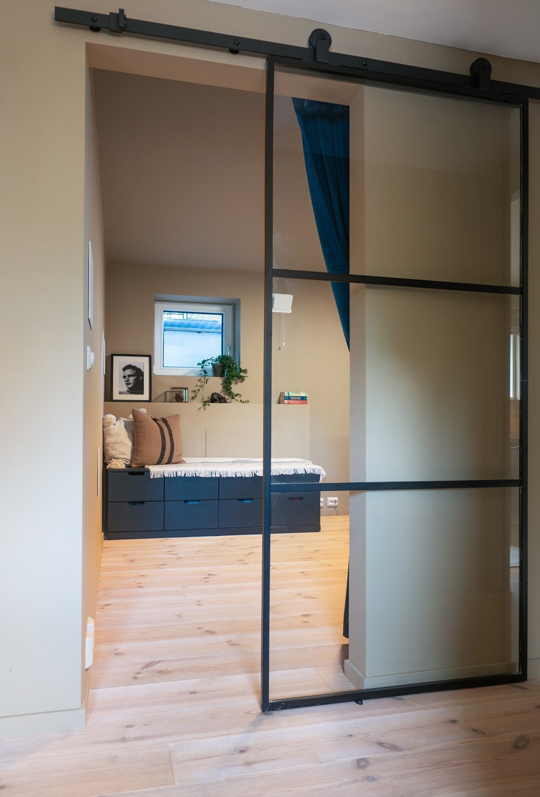 Hall i underetasjen tar deg til innredet rom, i dag benyttet som kjellerstue/gjesterom (ikke godkjent for varig opphold). Galleribilde