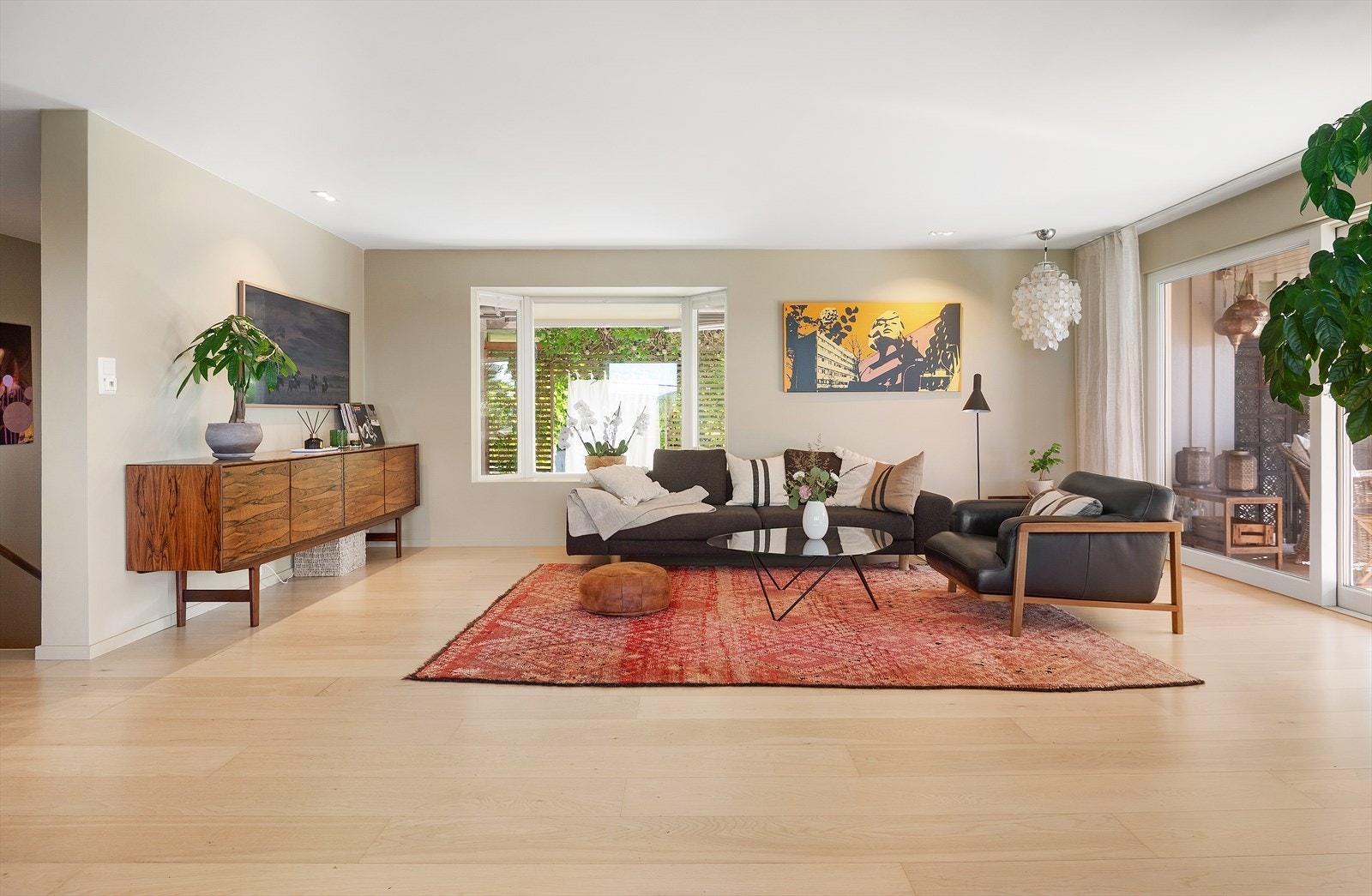 Stuen har god plass til en romslig sofagruppe. Galleribilde