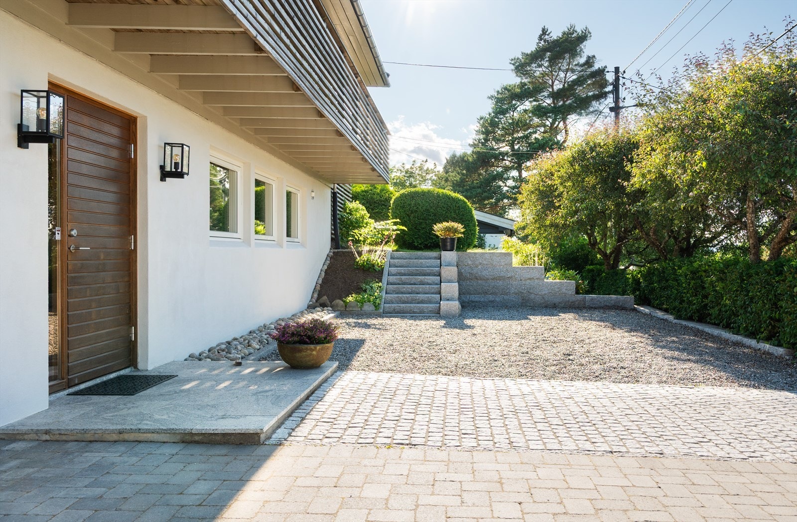 Pent opparbeidet inngangsparti med belegningsstein. Galleribilde