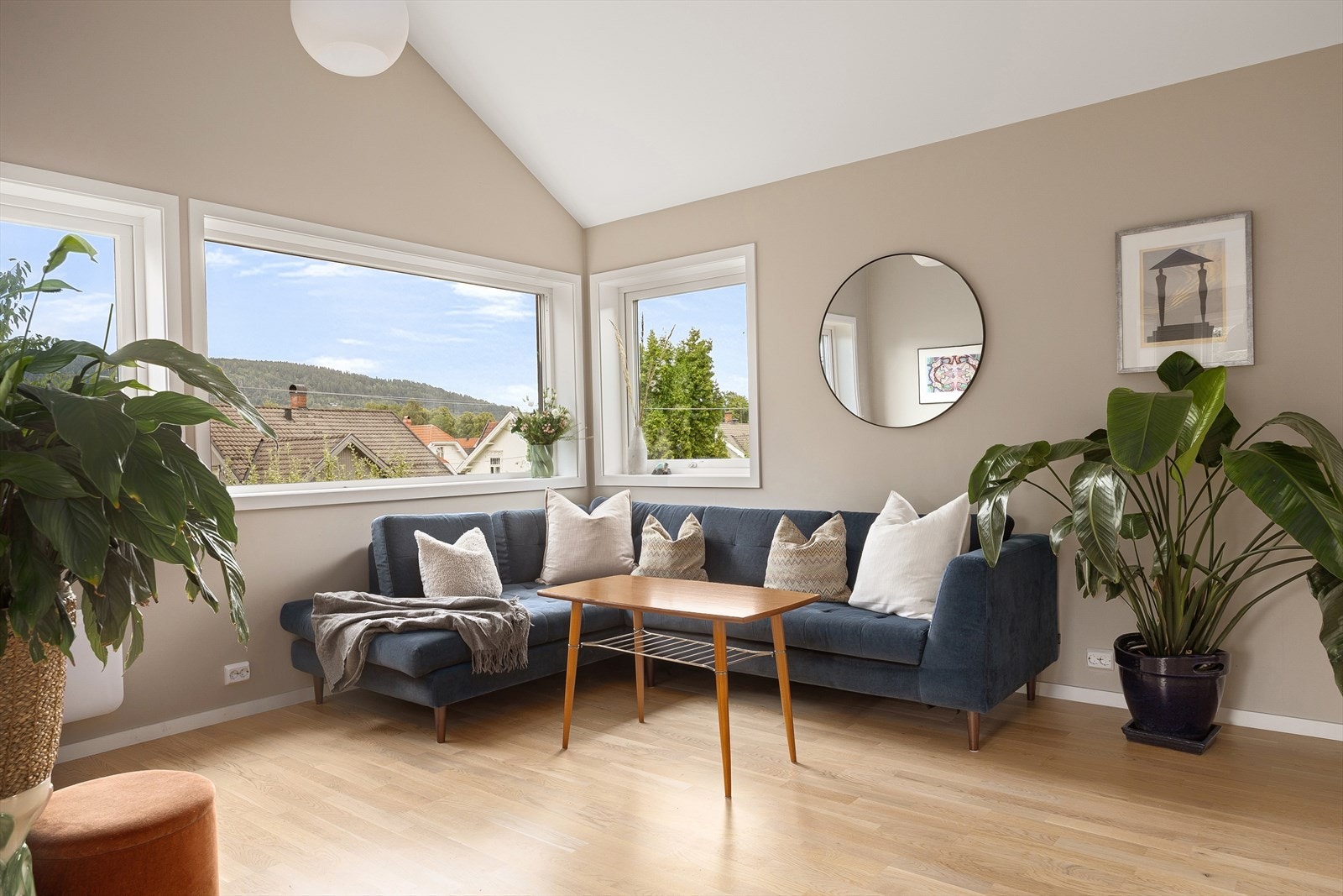 De store vindusflatene bidrar til godt med naturlig lys Galleribilde