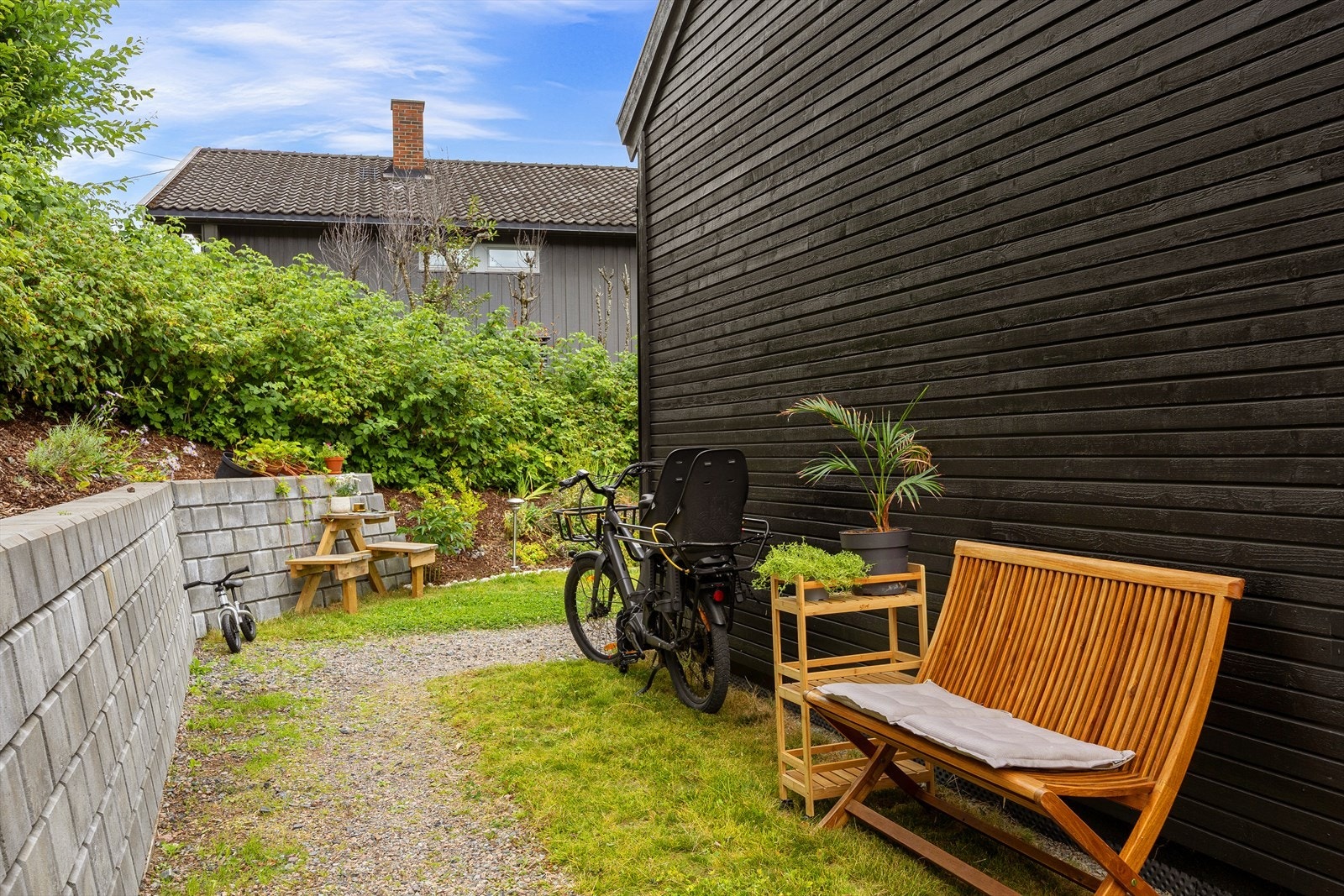 Gruset gangvei inn til boligen Galleribilde