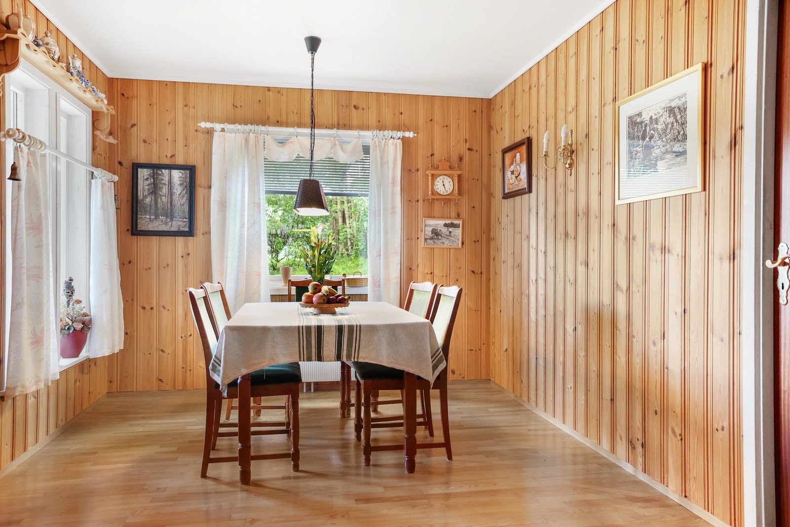 God plass til langbord med tilhørende stoler. Galleribilde