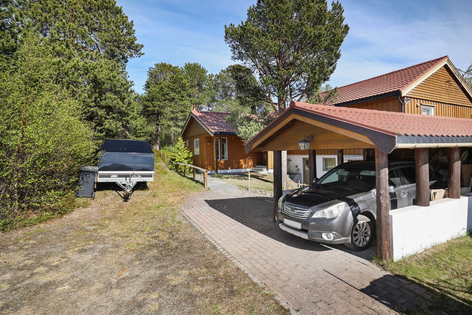 Parkering i carport og god plass til biloppstilling på tomten. Galleribilde