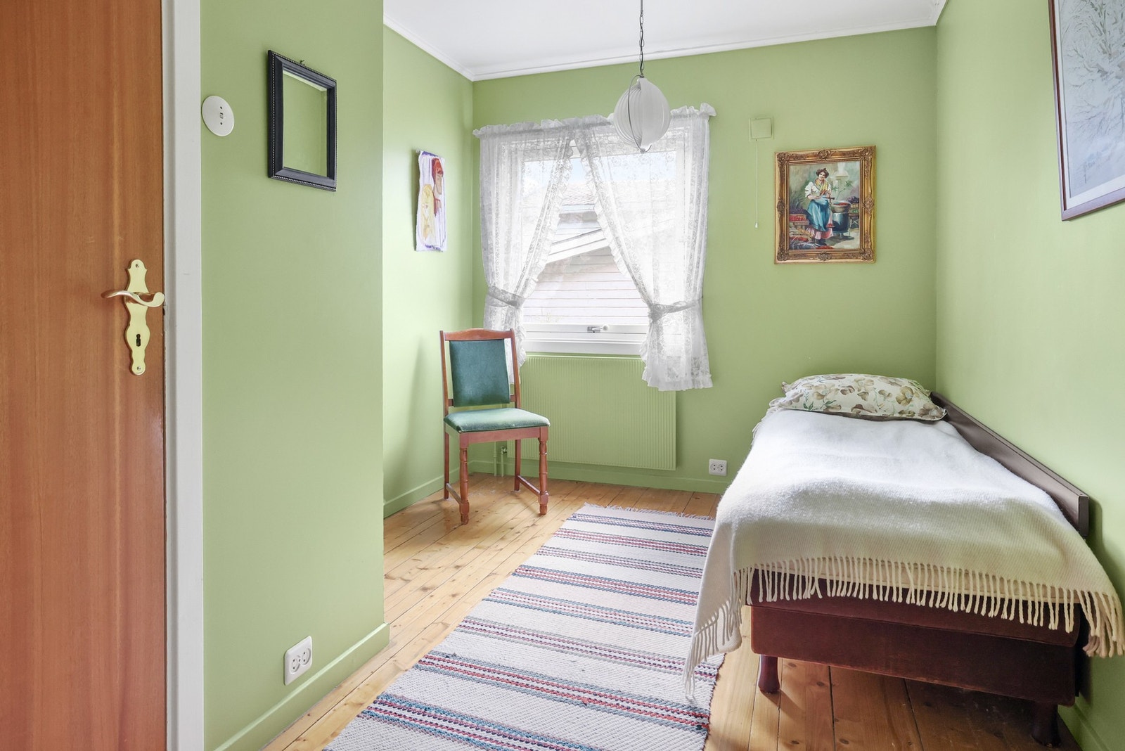 Lyst soverom som egner seg godt som barnerom eller kontor. Galleribilde