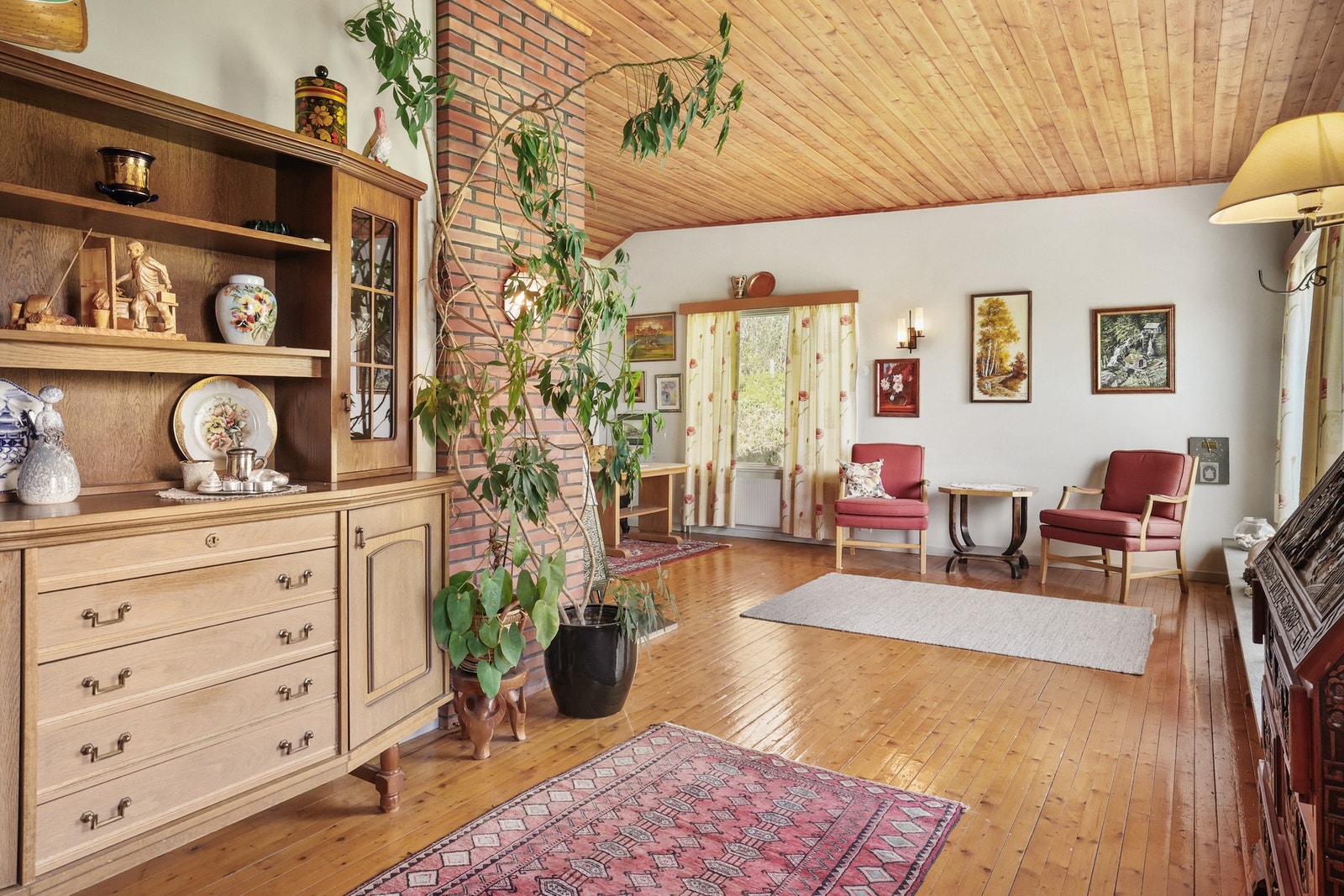 Romslig stue med god plass til flere sittegrupper. Galleribilde