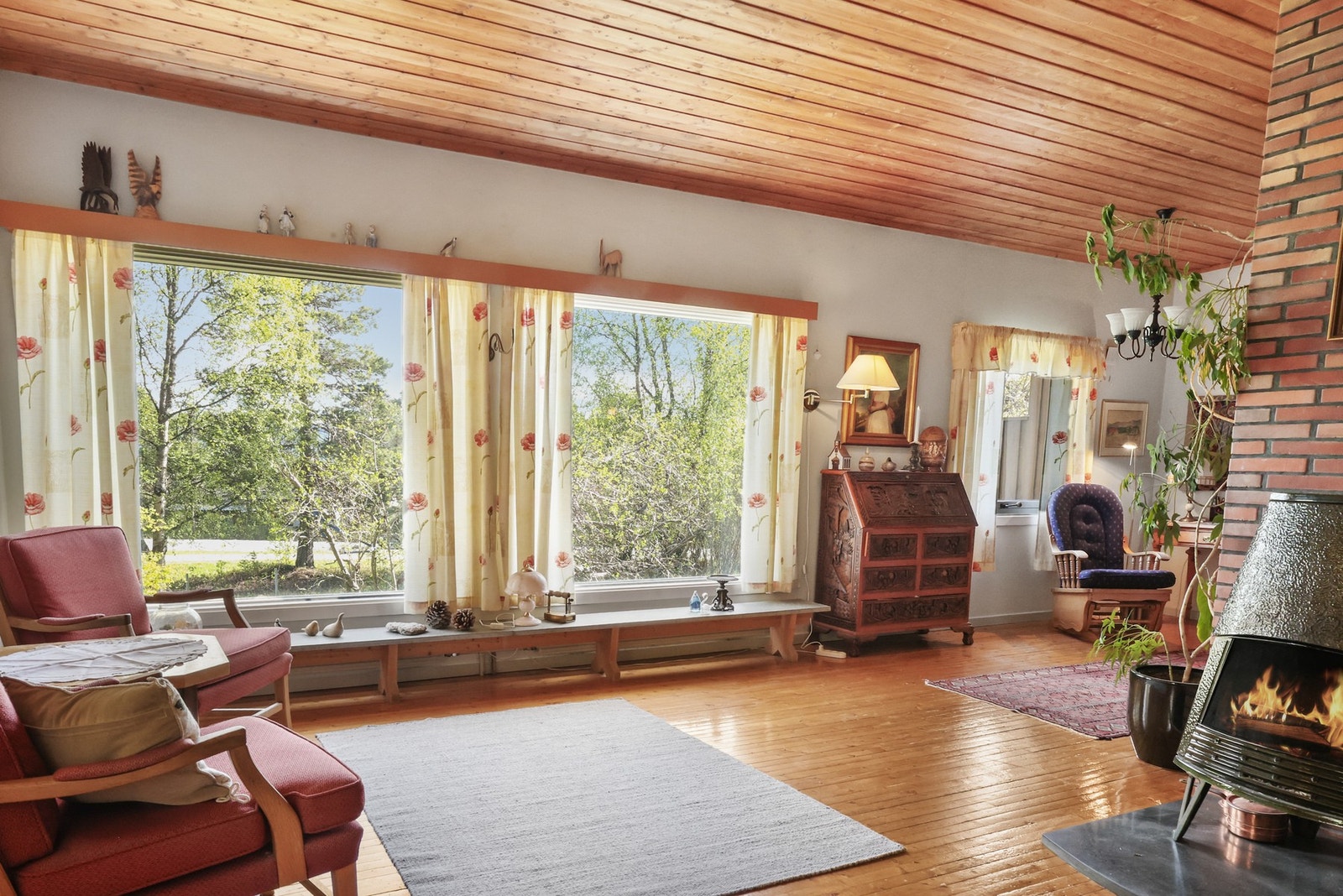 Store vindusflater gir rikelig med naturlig lys i stuen. Galleribilde