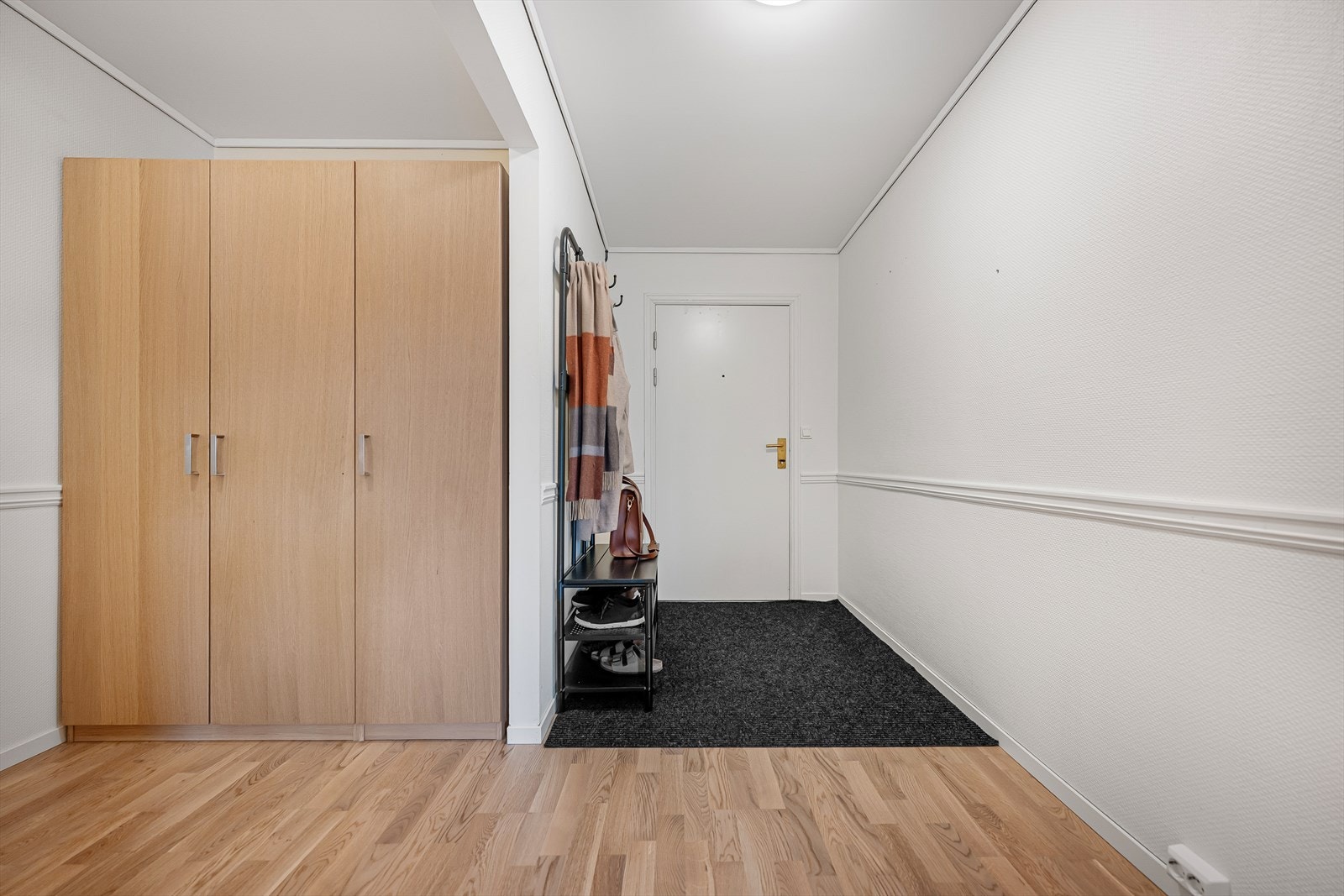 Det første som møter deg i leiligheten er en romslig og innbydende entré. Galleribilde