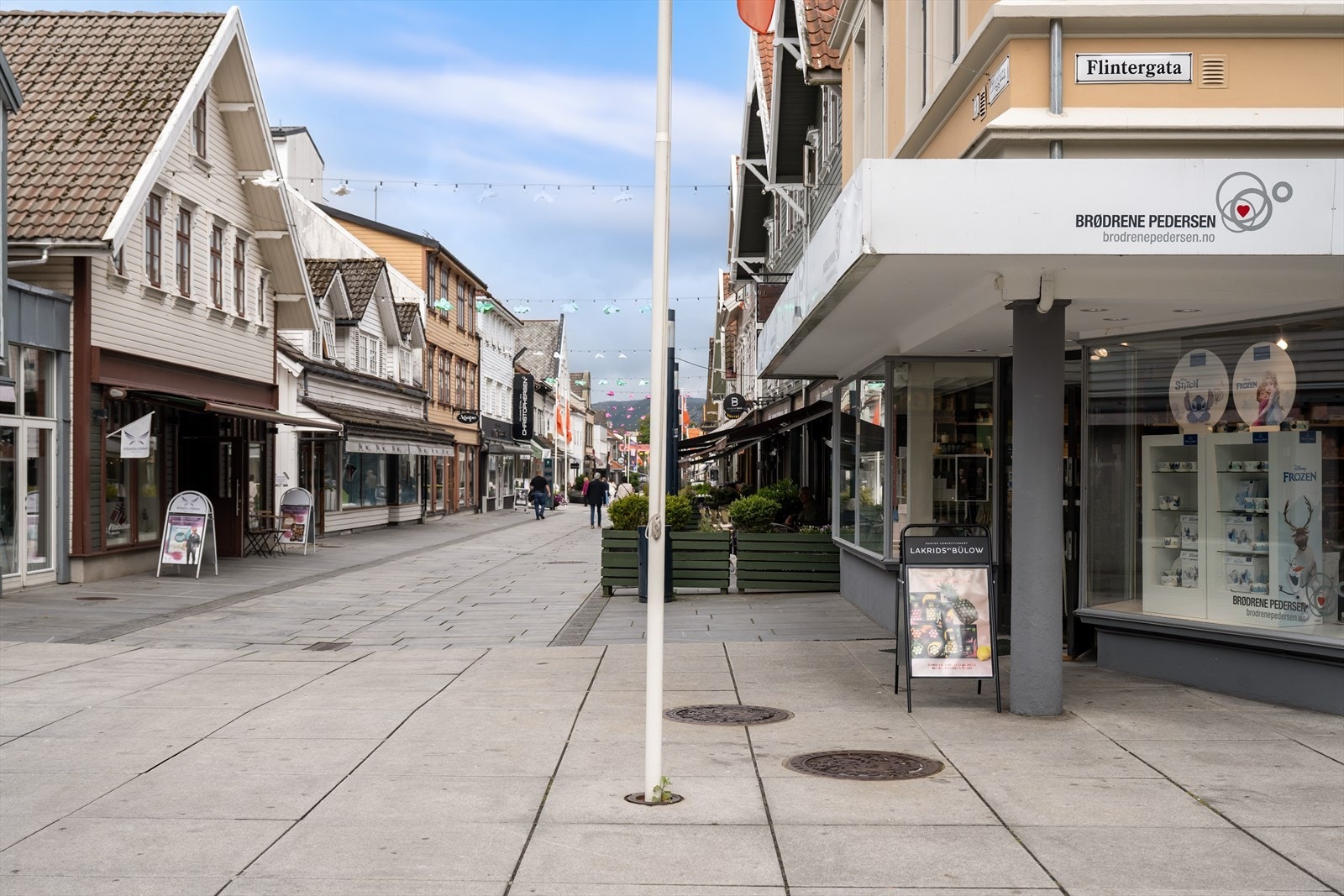 Eiendommen ligger i et sentralt og attraktivt område, omgitt av butikker og kafeer. Galleribilde