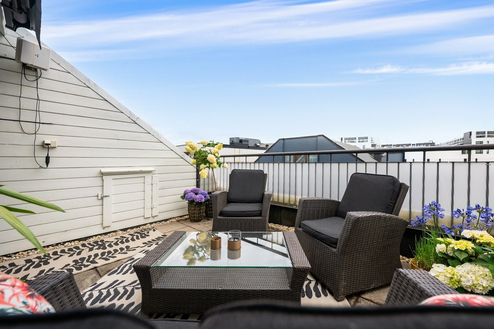Stor balkong med plass til både sittegruppe og bord. Galleribilde