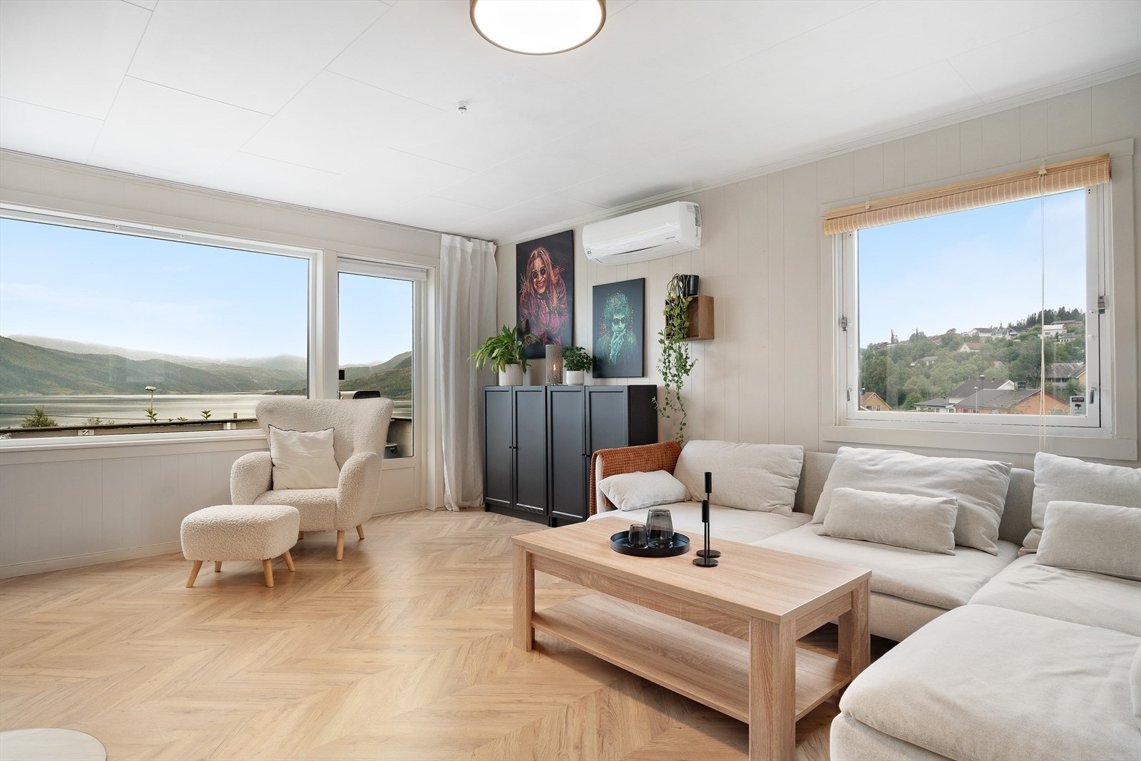 Utgangen til balkongen gjør det enkelt å nyte både morgenkaffen og lange sommerkvelder med utsikt mot fjorden. Galleribilde
