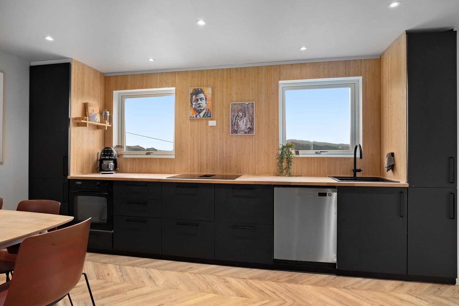 Boligen fremstår lys, moderne og innbydende, med en gjennomgående stil som skaper en rød tråd fra rom til rom. Galleribilde